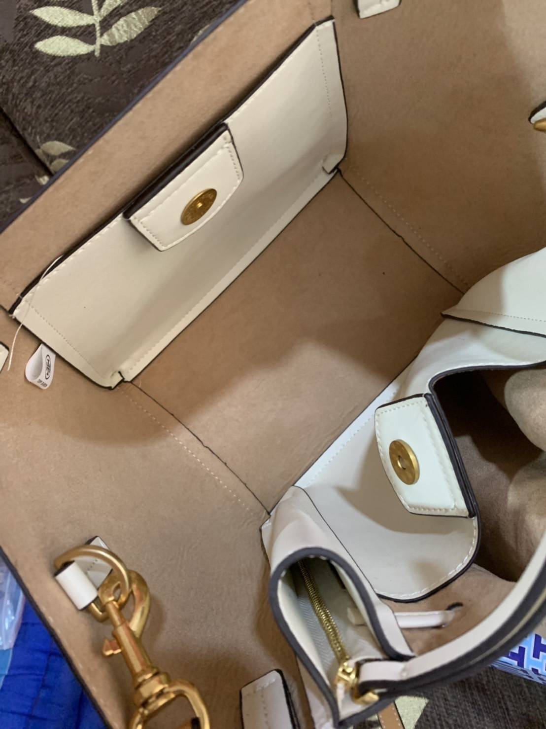 TORY BURCH T Monogram McGraw Braided Dragonfly Bag / TORY BURCH T MONOGRAM FLORAL CROSSBODY BAG กระเป๋าสะพายน้องใหม่มาแรง ลวดลาย Monogram ดีไซน์เก๋ วัสดุ calfskin อะไหล่สีทอง รูปทรงถักเปียด้านข้าง สายรุดประดับด้วยดอกได้ที่ทำจากหนัง สไตล์เรียบง่ายแต่ดูหรูส