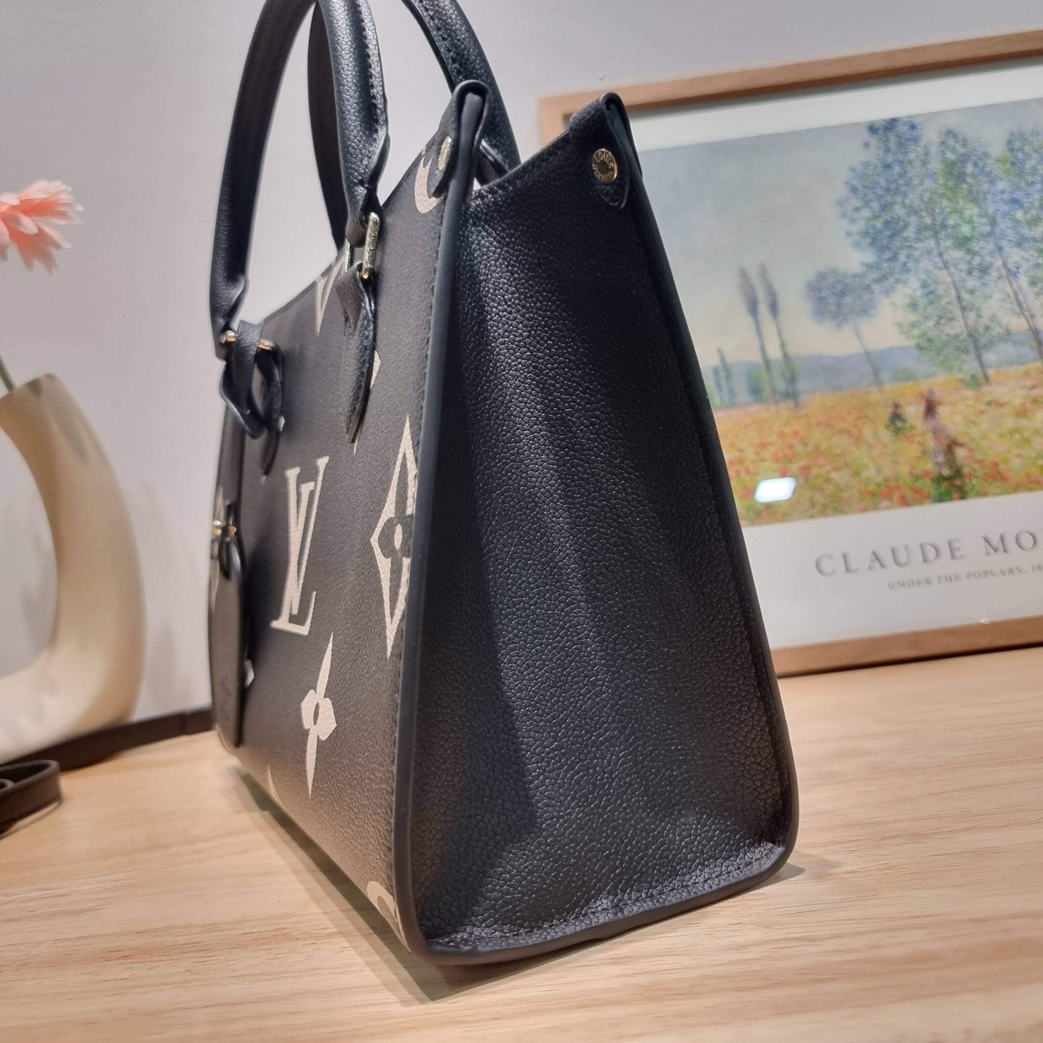 LV Onthego / LV crossbody tote bag กระเป๋าทรงโท้ทเวอร์ชั่นดั้งเดิม ที่คลาสสิค ผู้ดี หรูหรา โทนสีใช้งานง่าย ได้ทุกลุค ทุกสไตล์ วัสดุหนังลูกวัว ผิวลายเกรน มาพร้อมหูจับในตัว คล้องแขนก็ดูแพง หรือจะเกี่ยวสายครอสสะพายก็อัพลุคได้เลย ภายในโล่งกว้างมาก มีอะไหล่เกี
