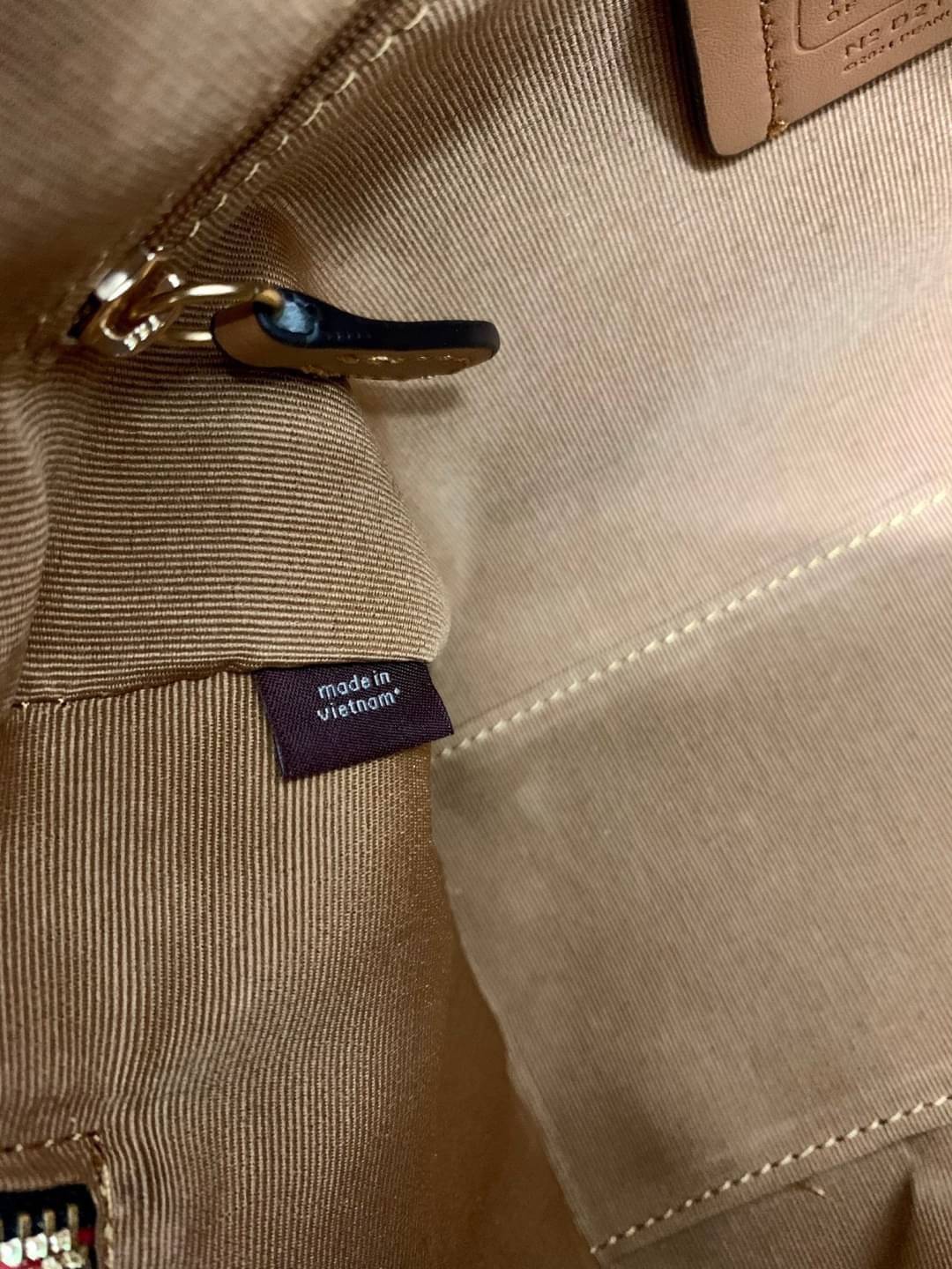 LIMITED EDITION💥 🌈สวย+คุณภาพ สินค้าต้องมีค่า Coach X Peanuts Rowan Satchel With Snoopy ((C6164)) พร้อมส่งที่ไทย ใหม่ล่าสุด ห้ามพลาดค่าา! สวยกันให้สุด กับกระเป๋าทรงหมอน ขนาดกลางกำลังดี หนังแท้นิ่ม ลายหนังสวยงามมากๆค่ะ 🔺ด้านหน้ามีโลโ