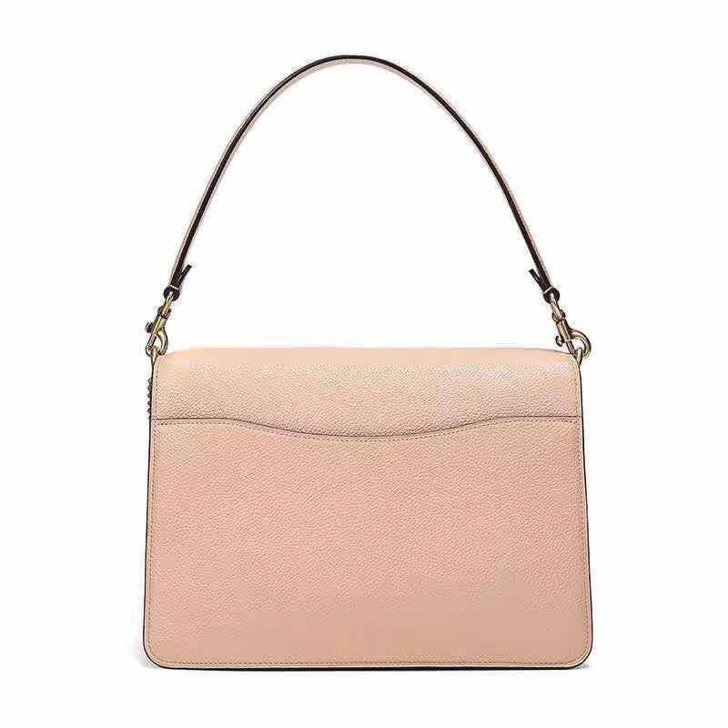 OUTLET 】COACH Tabby Shoulder Bag พร้อมส่งที่ไทย A modern take on an archival 1970s Coach design, our structured Tabby shoulder bag is crafted in polished pebble leather. Finished with our Signature hardware for an iconic touch, the versatile silhouette fe