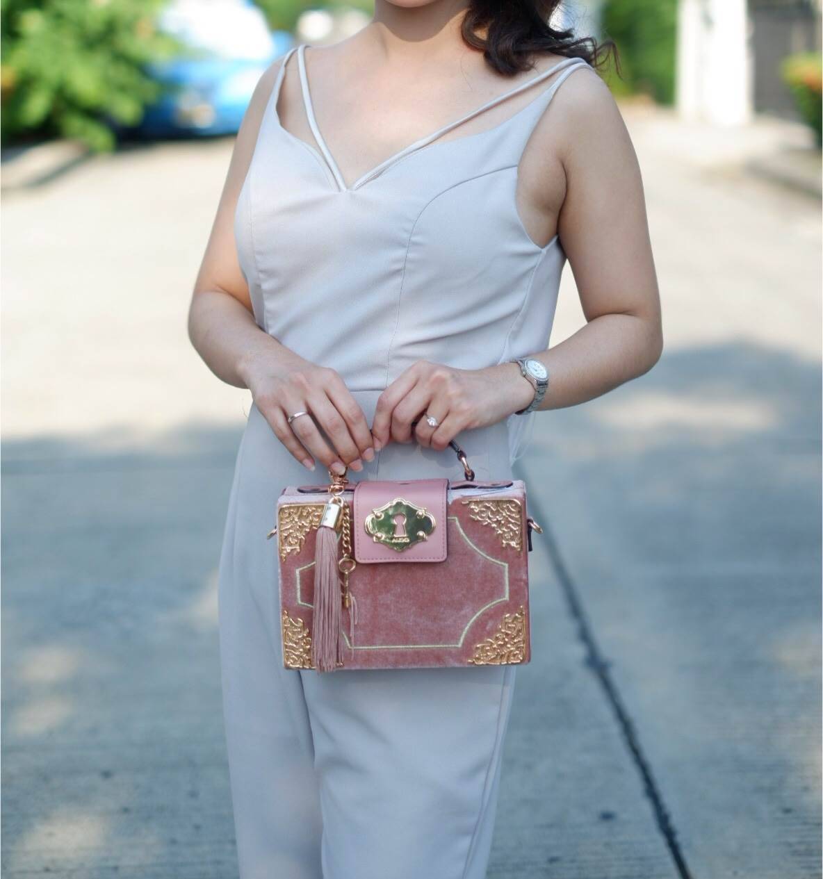 ALDO HARORTLAND BAG กระเป๋าทรง Box วัสดุผ้ากำมะหยี่แจ่งลาบฉลุสีทองสวยมากกกกกสุดๆ เปิดปิดด้วยกระดุมแม่เหล็ก เป็นลักษณะกล่อง เก๋ๆค่ะ ด้านในเป็นช่องโล่ง ใส่มือถือ กปต. เครื่องสำอางค์ จุได้เยอะค่ะ มาพร้อมสายยาว ปรับได้ 5 ระดับ และ พวงกุญแจพู่ ถอดได้ค่ะ แนะนำค