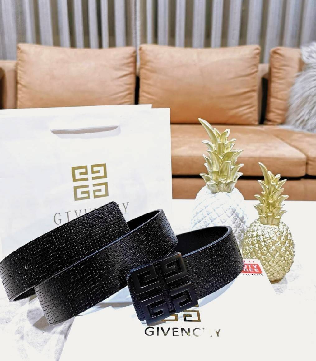 Givenchy Logo Leather Belt VIP Gift With Purchase (GWP) พรีเมี่ยมกิ๊ฟ Limited Edition จาก GIVENCHY PARFUME DUTYFREE วัสดุ Calfskin สีดำปั๊มลายแบรนด์สวยหรูดูดี หัวเข็มขัดโลโก้แบรนด์ 3D สายปรับระดับได้ ดีไซน์คลาสสิคเข้ากับทุกลุ๊คไม่มีเอ้าท์ ใช้ได้ทั้งชายและ