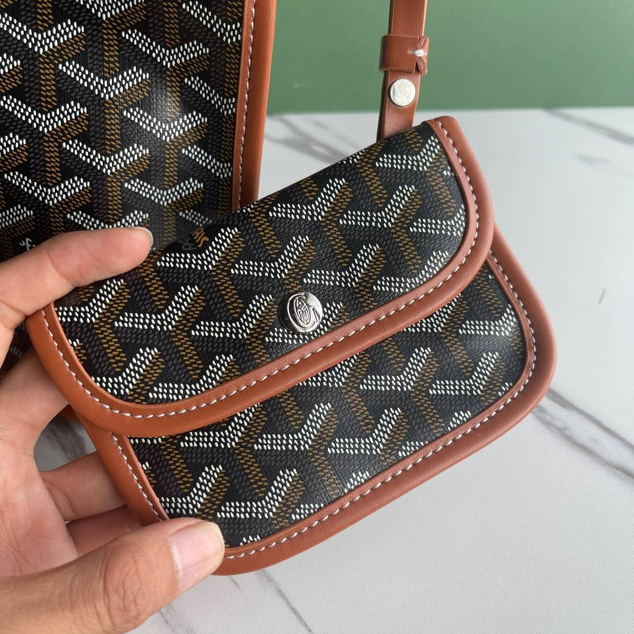 ori GOYARD saint louis mini tote reversible bag / GOYARD ANJOU TOTE MINI กระเป๋าทรงโท้ตมินิ ใช้ได้สองด้านเป็นหนังแท้เกรดดีทั้งใบ ทำให้การใช้งานได้ทนทานกว่า พิมพ์ลายคมชัด ขนาดกำลังน่ารัก ภายในโล่งกว้าง ใส่ของได้เยอะพอสมควรเลยค่ะ ดีไซน์ทรงสวยน่าใช้ แค่ถ