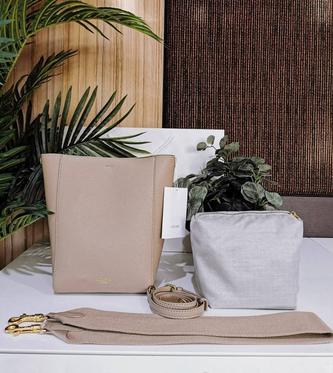 ซื้อ1ได้ถึง2! CELINE TRIOMPHE BUCKET BAG VIP GIFT WITH PURCHASE (GWP) พรีเมี่ยมกิ๊ฟ Limited Edition จาก CELINE PERFUME DUTY FREE COUNTER วัสดุหนังแท้ CALFSKIN ดีไซน์ทรง Bucket ขนาดกำลังดี มาพร้อมใบเล็กด้านในแยกใช้ได้ น้ำหนักเบา ภายในกว้างใส่ของใช้ได้เยอะพ