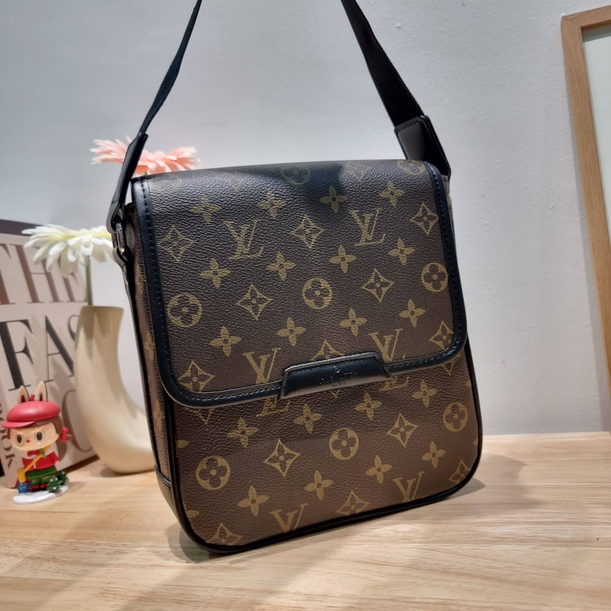 LV bass macassar monogram bag ของใหม่จัดให้หนุ่มๆ กับกระเป๋าสะพายทรงแมสเซ็นเจอร์ ไซส์กำลังดี เหมาะกับหนุ่มๆที่รักความคล่องตัว วัสดุหนังแคนวาสตัดสลับหนัง