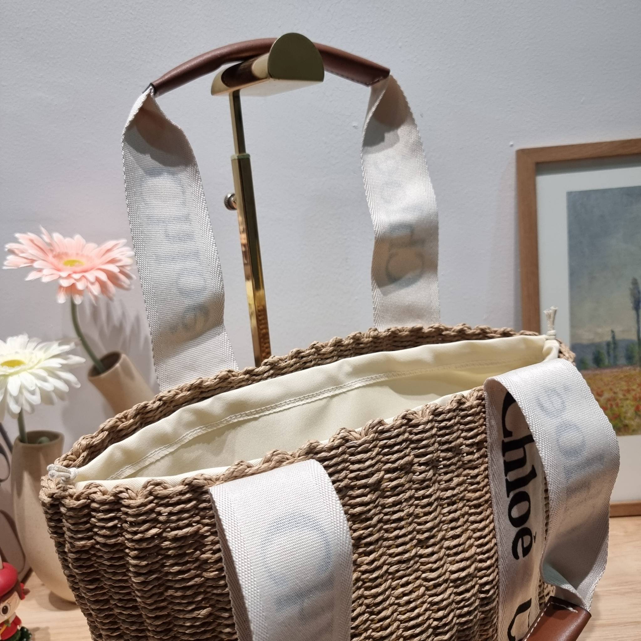 CHLOE LARGE WOODY BASKET กระเป๋าสะพายสานทรงตะกร้า ยอดฮิตติดลมของแบรนด์ ด้วยวัสดุสังเคราห์จากธรรมชาติ สานทอเต็มใบออกมาเป็นลวดลายสวยงาม
