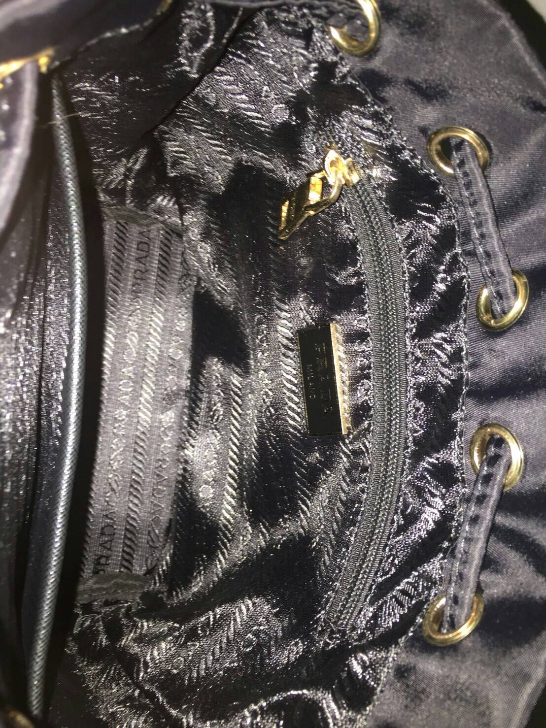 งานมินิน่ารัก🌸🌼 เข้าแล้วคะ งานพรีเมี่ยมกิ้ฟ จากเคาเตอร์ต่างประเทศคะ มาฝาก จากแบรนด์ PRADA premiumgift ค่า เป็นกระเป๋าผ้า nylon silk ไซส์มินิ เนื้อหนาซับในอย่างดี จุดเด่นคือ กระเป๋าสามารถ ปรับ ได้ 2 ทรงคือ ผูกเชือกกระเป๋า หรือ ดึงเชือกปรับเ