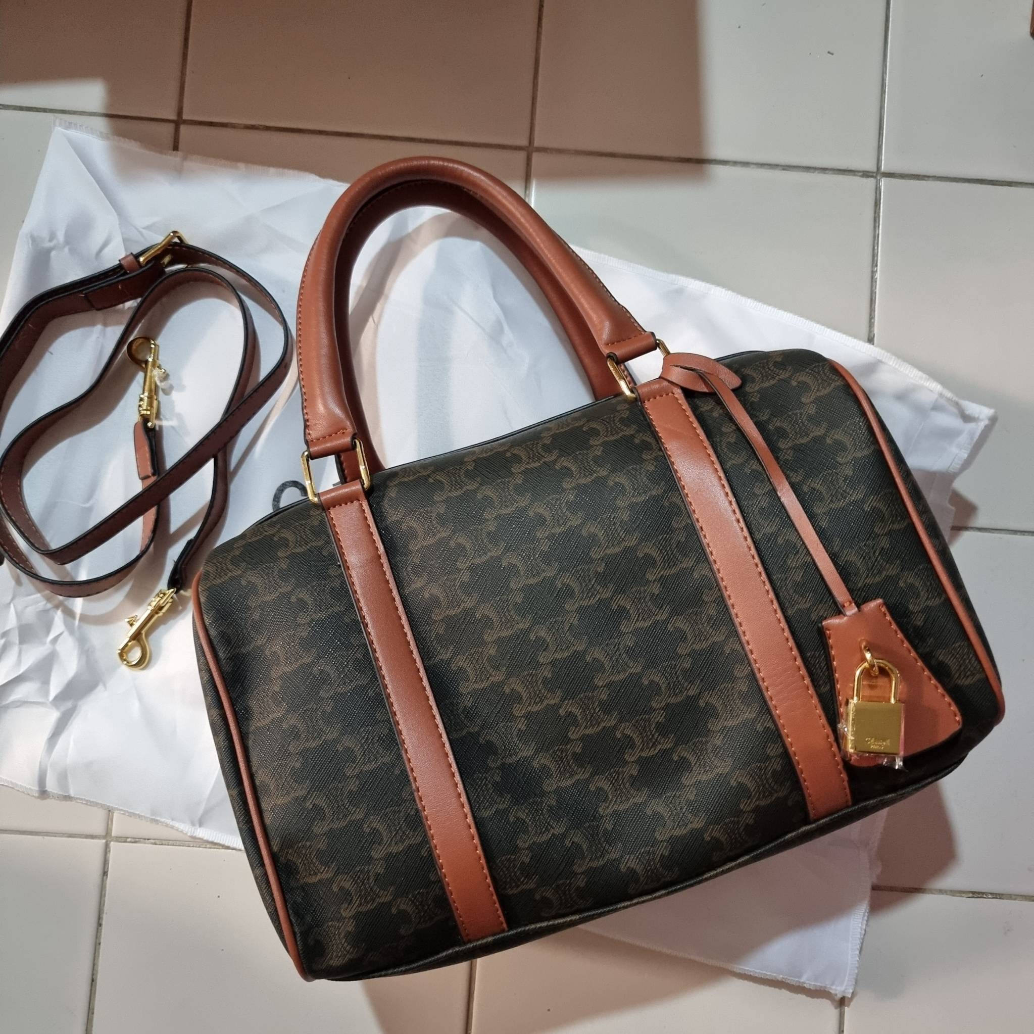 CELINE BOSTON BAG IN TRIOMPHE CANVAS AND CALFSKIN ยอดฮิตกับลวดลายเอกลักษณ์ สุดคลาสสิค กับกระเป๋ากึ่งเดินทาง ไซส์กำลังดี ที่สามารถใช้ได้ทั้งหนุ่มๆและสาวๆ วัสดุหนังแคนวาสตัดสลับหนังแท้ เปิด-ปิดด้วยซิป ใช้งานสะดวก และยังมีพวงหนังห้อยและแม่กุญแจล็อคซิปได้ มาพ