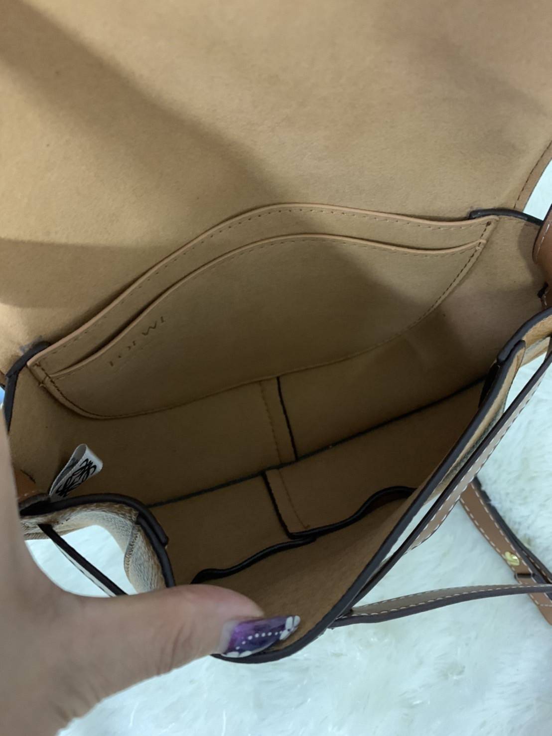 LOEWE Small Leather Gate Crossbody Bag VIP GIFT WITH PURCHASE (GWP) กระเป๋าถือหรือสะพาย Limited จาก LOEWE DUTYFREE COUNTER วัสดุ Canvas & Leather Calfskin หนังแท้ รูปทรงทันสมัย น้ำหนักเบามากค่ะ มาพร้อมสายสะพายยาวสามารถปรับระดับได้ เป็นอีกหนึ่งรุ่นฮิตกันมา