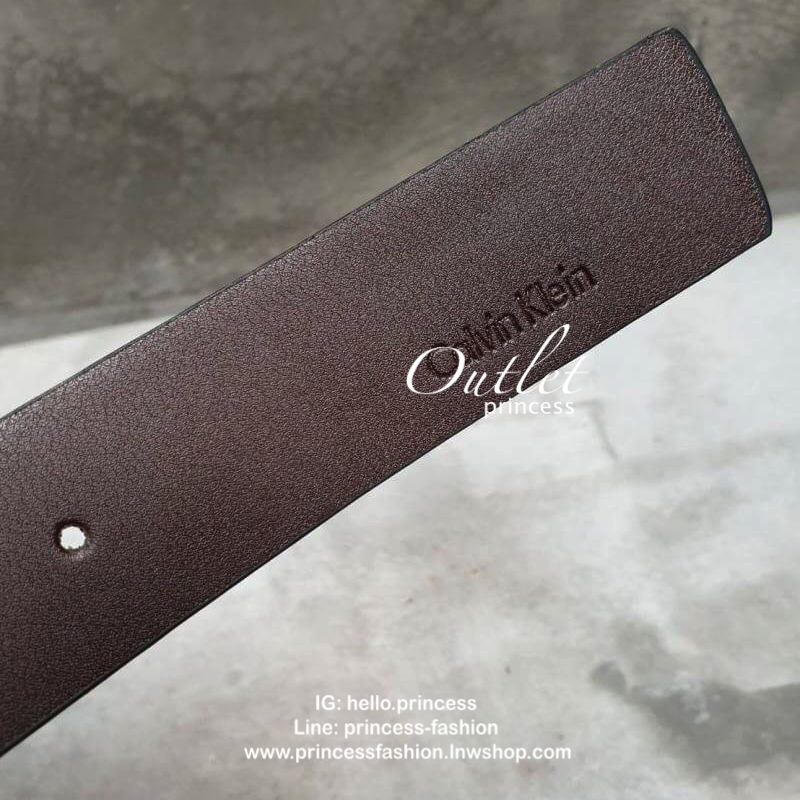 เข็มขัด calvinklein หัวเข็มขัดเป็นลายตัวอักษร CK ปั๊มชื่อแบรนด์ สายเข็มขัดสามารถใช้ได้ทั้ง 2 ด้าน เปลี่ยนหัวได้ง่ายๆ รุ่นนี้เป็นหนังแท้ สวยๆ คุ้มๆ รีบรับไปเลยจร้า