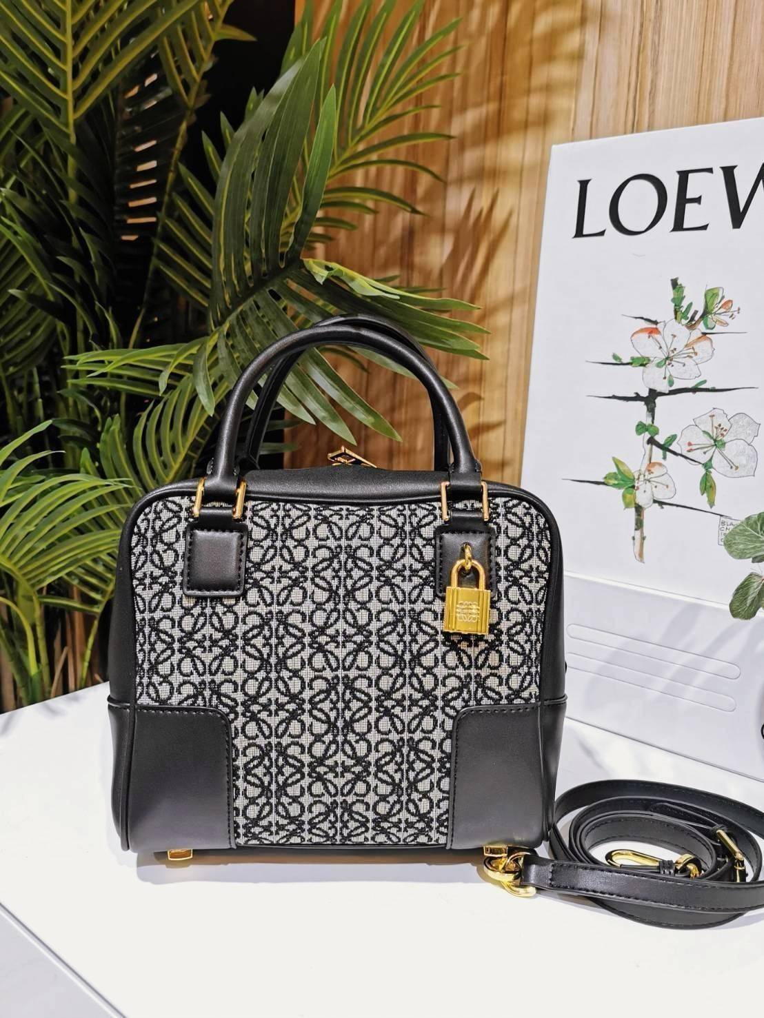 LOEWE ANAGRAM BAG VIP GIFT WITH PURCHASE (GWP) ไอเท็มใหม่! ดีไซน์สวยหรูคงเอกลักษณ์ด้วยวัสดุ Anagram Canvas Jacquard Fabric ผสมผสานหนังแท้ Calfskin ลงตัวสุดคลาสสิค เปิดปิดด้วยซิปแบรนด์อะไหล่ทองขนาดกำลังดี น้ำหนักเบา ใส่กระเป๋าสตางค์ใบยาว มือถือ ของใช้ได้เย