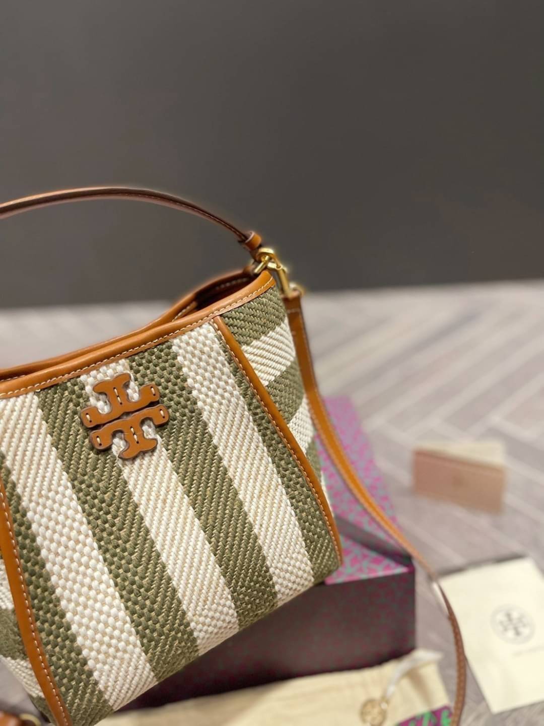 Tory Burch Logo-Plaque Striped Tote Bag - Green / Tory Burch Bucket Bag คอลเลคชั่นใหม่ รูปแบบคลาสสิคโทนเขียว ด้วยวัสดุธรรมชาติสังเคราะห์ พกพาความสวยไปได้ทุกที่ด้วยกระเป๋าทรง Bucket ทันสมัยสุดๆคะ