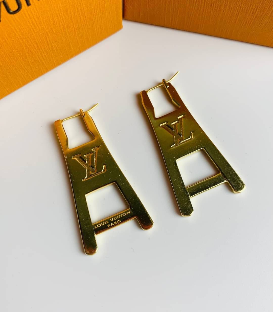 LV earring / Louis Vuitton earring ต่างหูหลุยส์ เกรดออริจินอล งานเคลือบโลหะทอง ไม่ลอกไม่ดำ เงาสวยคล้ายของจริงมากที่สุด สวยหรูหรา ผู้ดี ไฮโซสุดๆ งานเล่นไฟสวยมากค่ะ คอนเฟิม !!!!! เกรดสั่งทำแบบละเอียดที่สุด เก็บรายละเอียดครบ ปั้มโลโก้ สวยมากค่ะ