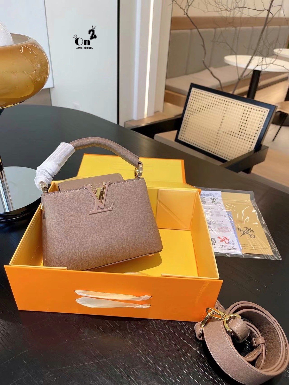 LV capucines top handle กระเป๋าถือสุดหรู ดีไซน์ทรงคลาสสิค อะไหล่สีทองปั้มทุกจุด มาพร้อมสายสะพายยาวงานจริงสวยทุกมุมเป๊ะปังมากค่ะ งานมาพร้อมหูจับในตัว ที่สุดของความสวยในราคาเบาๆ ด้วยรูปทรงวินเทจและวัสดุหนังลูกวัวสังเคราะห์ สัมผัสดี ขับผิว ทำให้ไอเท็มนี้สะกด