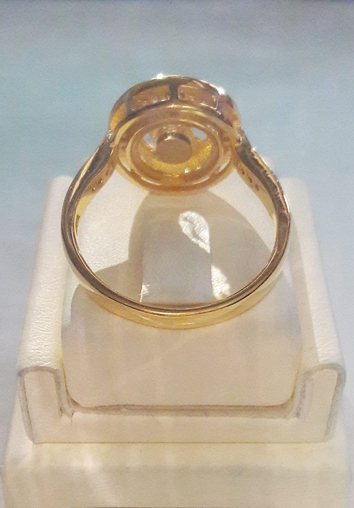 แหวนกังหัน4ใบ รุ่นเพชรข้าง เสริมดวงเนื้อทองเหลืองชุบทองประดับเพชรค่ะ