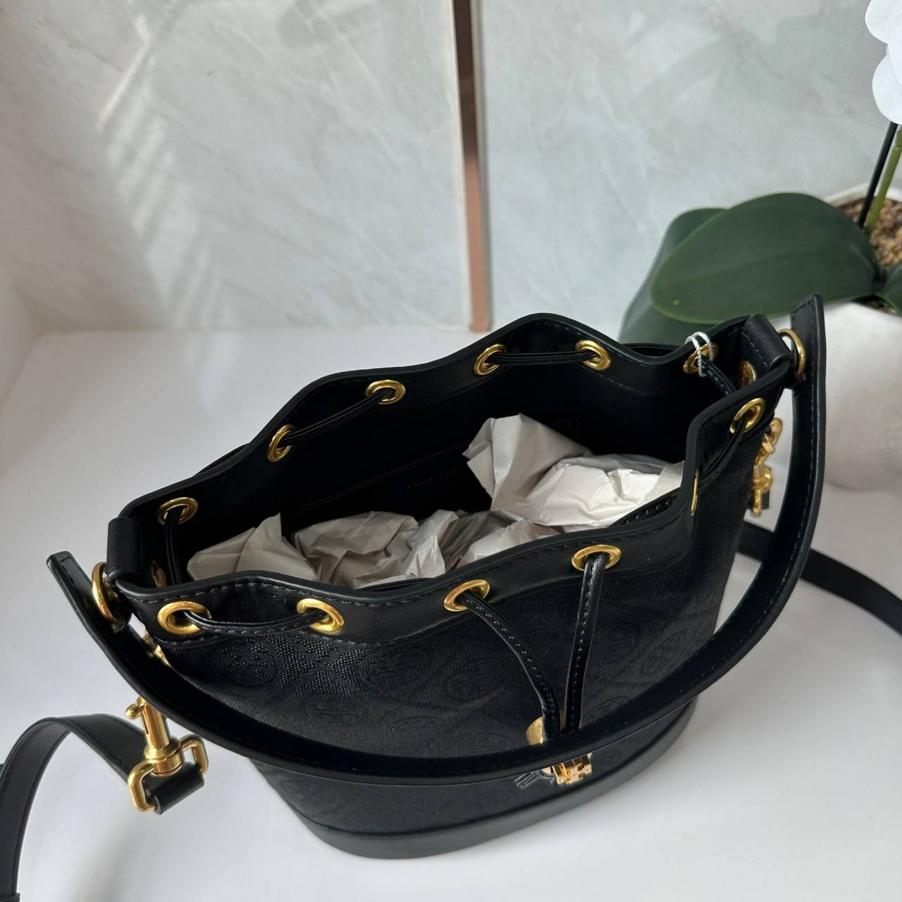 TORY BURCH T MONOGRAM BUCKET BAG jacquard black / Tory Bucket Bag สีดำคลาสสิก กระเป๋าทรงขนมจีบ รุ่นใหม่ล่าสุด วัสดุผ้าแจคการ์ด ตัดขอบหนังสวย