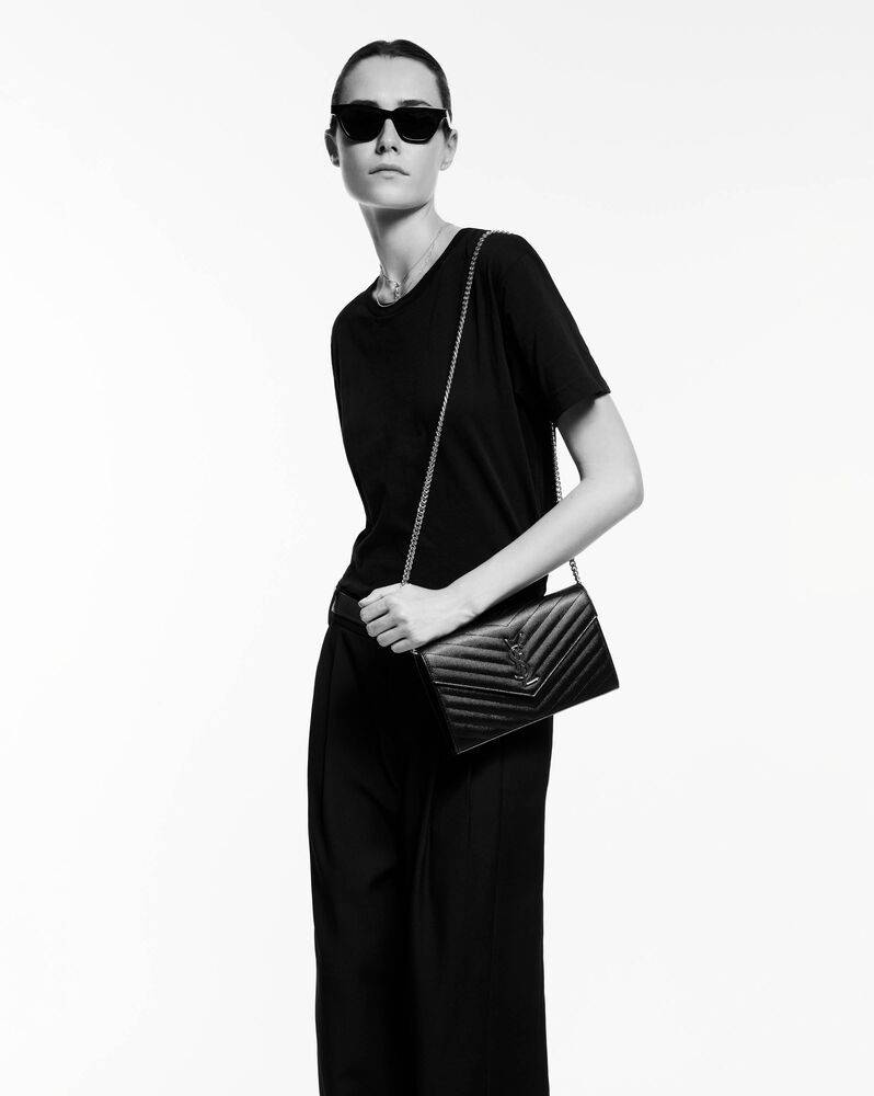 ไม่เคยผิดหวังจริงๆ!! กับรุ่นที่สาวๆรู้กัน Yves Saint laurent clutch bag with chain กระเป๋าสะพายทรง woc สุดฮอต ดีไซน์เรียบหรู โดดเด่นด้วยโลโก้ด้านหน้า เพิ่มดีเทลความผู้ดี วัสดุหนัง pepble ทนทาน ใช้งานง่ายเพียงแค่เปิด-ปิดด้วยกระดุมแม่เหล็ก ภายในแบ่งสัดส่วนไ