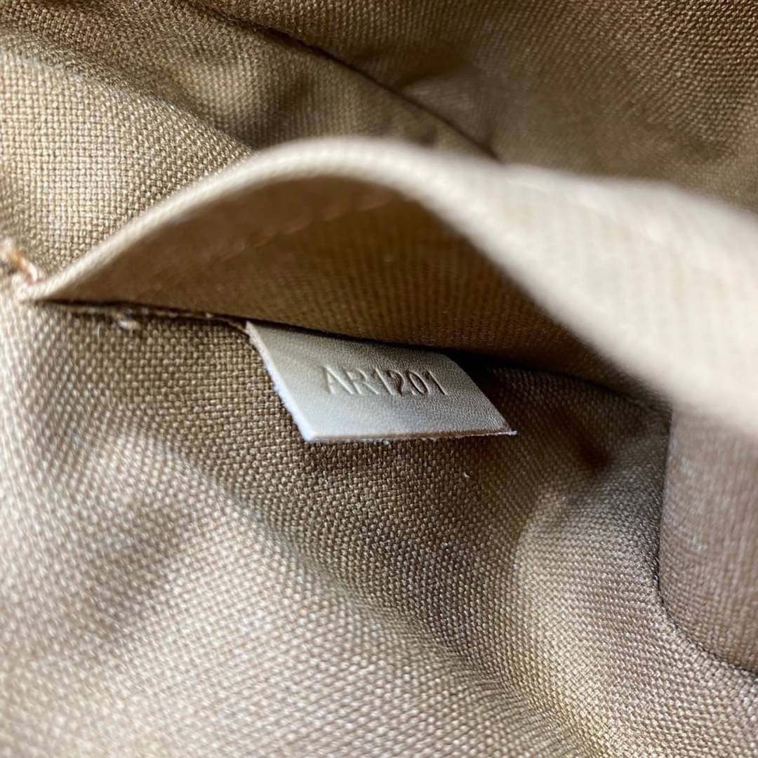 หนังแท้ LOUIS VUITTON POCHETTE น้องน่ารักน่าใช้มากๆ กระเป๋าหิ้ว//คล้องไหล่//สะพายข้าง//หรือถือแบบคลัท ชิลๆได้เลยค่า หนังแกะแท้นิ่มสวย เปิดปิดกระเป๋าแบบซิป ภายในสามารถใส่กระเป๋าเงินใบกลางได้; มือถือได้;พาสปอร์ตได้;ของจำเป็นจุกจิกสาวๆได้เยอะเลยนะคะ;พร้อมช่อ