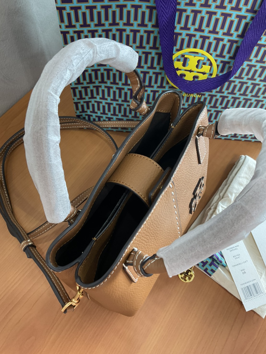 Tory Burch McGraw Mini Satchel กระเป๋าถือ/สะพาย Crossbody วัสดุหนังลูกวัวแท้ 100% ด้านหน้าประดับโลโก้หนัง ตัดเป็นรูปตัว T สัญลักษณ์แบรนด์ ตัวกระเป๋าเดินด้ายเล่นลายเพิ่มลูกเล่น เพื่อความเก๋!!