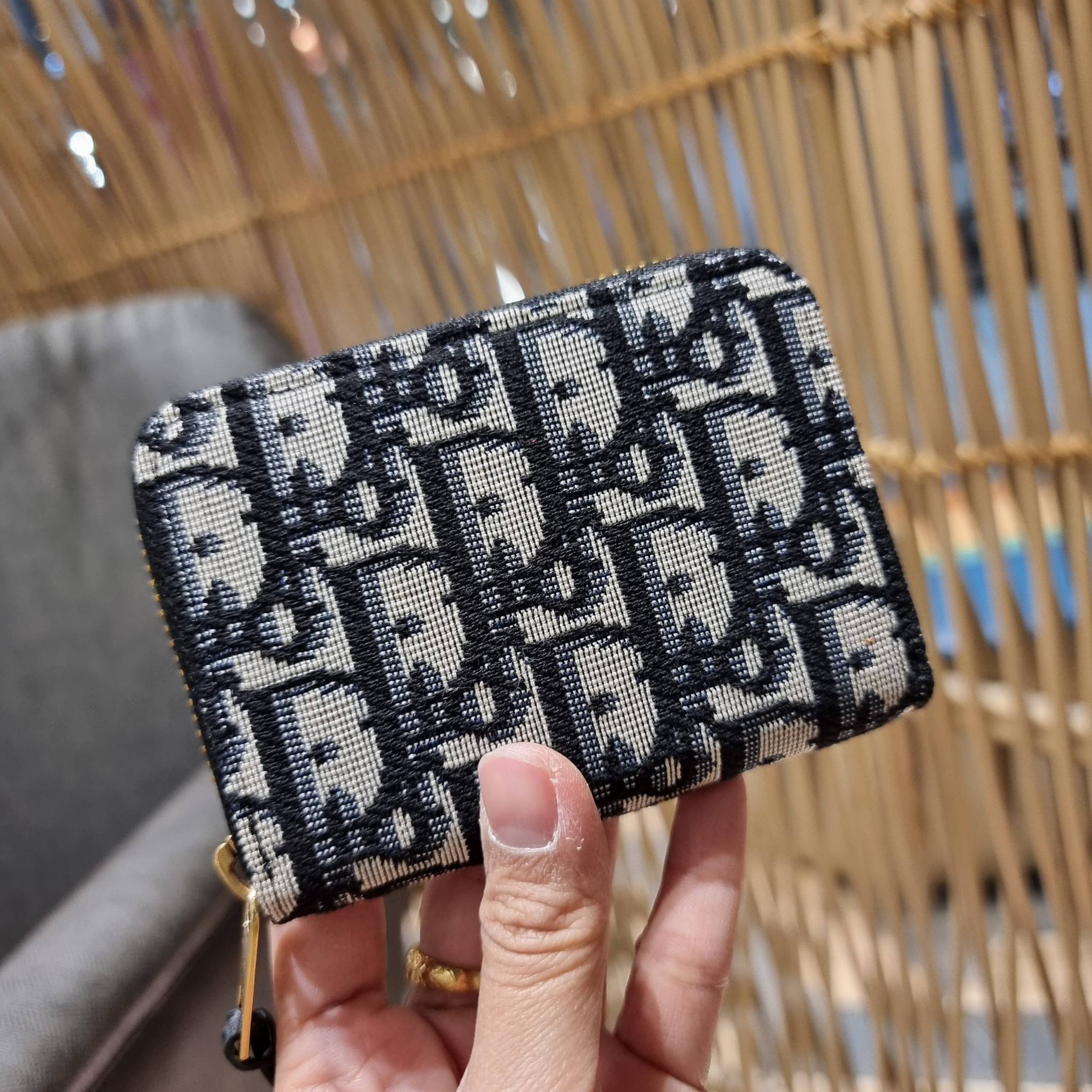 VIP 】CD ZIP AROUND SHORT WALLET WITH GWP กระเป๋าสตางค์ใบสั้นซิปรอบ พรีเมี่ยมกิ๊ฟจากเคาน์เตอร์ วัสดุผ้าแคนวาสปักลาย สลับหนังแท้ภายใน ดีไซน์เรียบหรู ผู้ดีที่สุด!! ภายในมีช่องใส่บัตร ใส่ธนบัตรได้ (แบบพับ) หรือจะพกไว้ใส่เหรียญ สะดวกใช้มากๆ มาพร้อม box set ในร