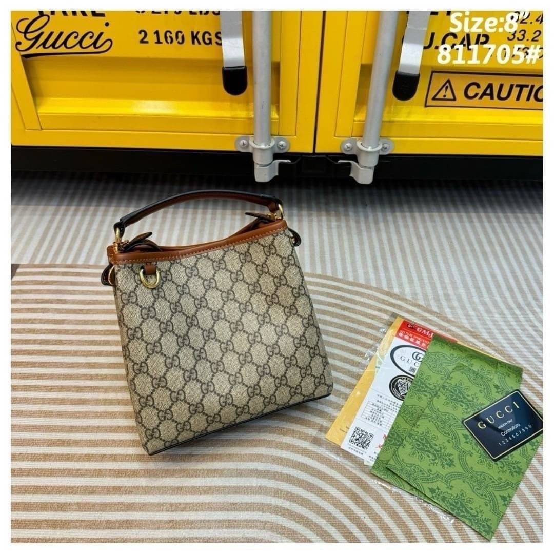 GUCCI GG Emblem mini bucket bag กระเป๋าทรงบัคเก็ตวินเทจงานแบรนด์หรู รุ่นใหม่ล่าสุด ดีไซส์สวยใช้งานง่าย ภายในโล่งกว้าง จุของได้เยอะ ถือหรือสะพายก็สวย Must Have!! เลยค่ะ