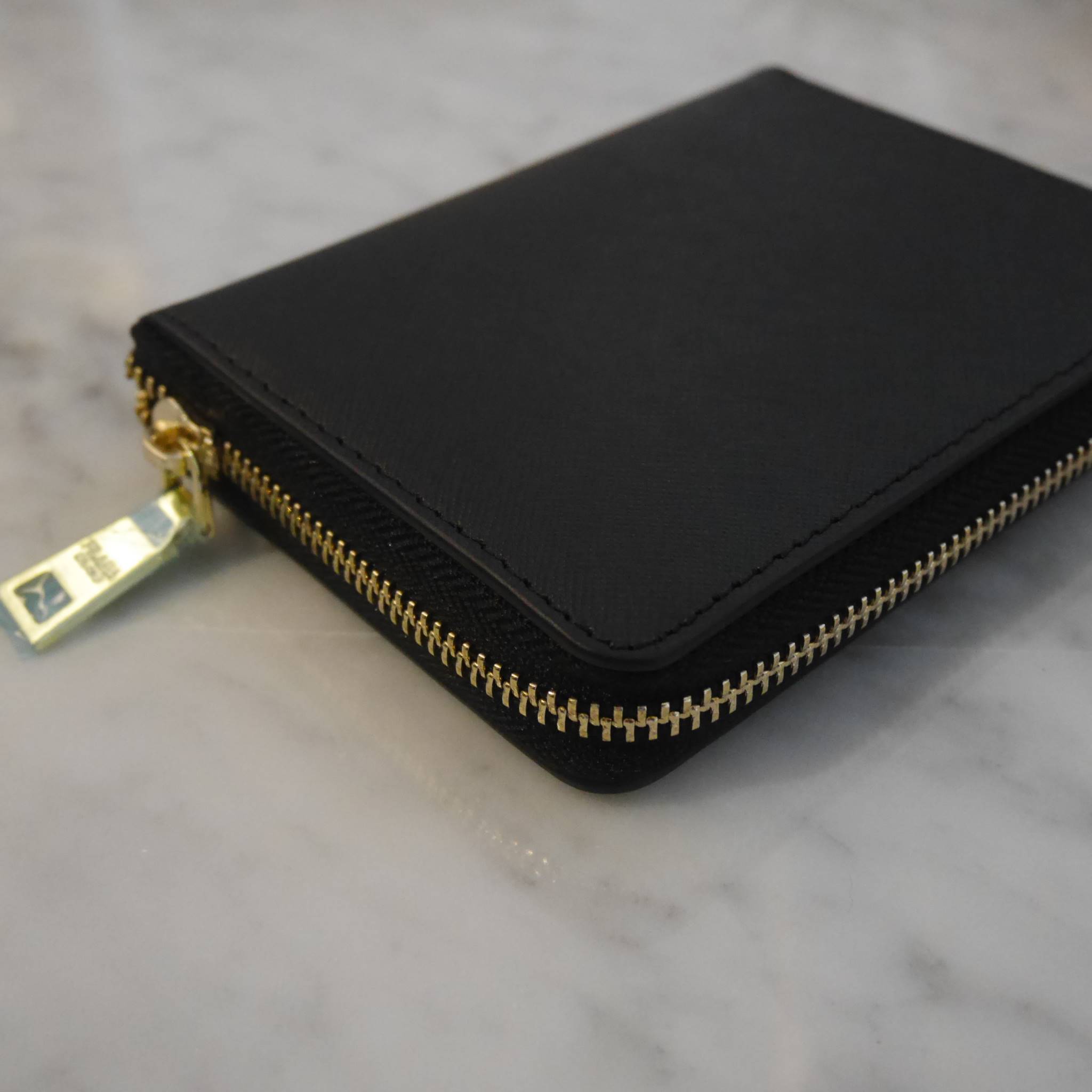 New Color•• รุ่นที่รอคอยสำหรับสาวๆที่ชอบ กปต.สั้น ก็มาแล้วค้า กับ Prada Short Saffiano wallet กระเป๋าสตางค์สั้น ขนาดกะทัดรัด เปิดปิดด้วยซิป อะไหล่ทอง ปั้มแบรนด์ ทั้งใบ **จุดเด่น มีช่องใส่รูปถ่าย ใส่บัตรได้หลายช่อง ด้านในมีช่องซิปแยกอีก1ช่องค้า อีกหนึ่งไอเ