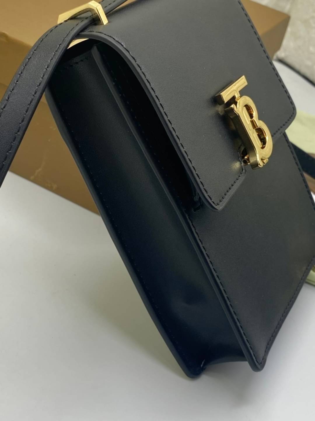 VIP GIFT 】หนังแท้ BURBERRY FRAGRANCES CROSSBODY BAG กระเป๋าทรงเหลี่ยมแนวตั้งดีไซน์สวยหรูอยู่ทรงมีโลโก้แบรนด์ด้านหน้า งานหนังดีที่สุด เปิดปิดด้วยฝาปิดสัญลักษณ์ตัวB ภายในโล่งสามารถใส่มือถือ iphone เงิน ของจุกจิกได้ สายสะพายหนังยาวถอดได้ปรับระดับได้ อะไหล่แบ