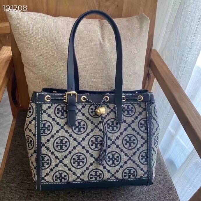 TORY BURCH FACTORY MONOGRAM JACQUARD TOTE BAG กระเป๋าถือหรือสะพายรุ่นล่าสุดดีไซน์ยอดนิยมจาก TORY BURCH FACTORY OUTLET วัสดุ Woven Jacquard & Leather ทอลาย Jacquard Singnature แบรนด์รอบใบสวยอยู่ทรงเป็นเอกลักษณ์ เปิดปิดแบบ Drawstring ขนาดใหญ่กำลังดี กว้างแล