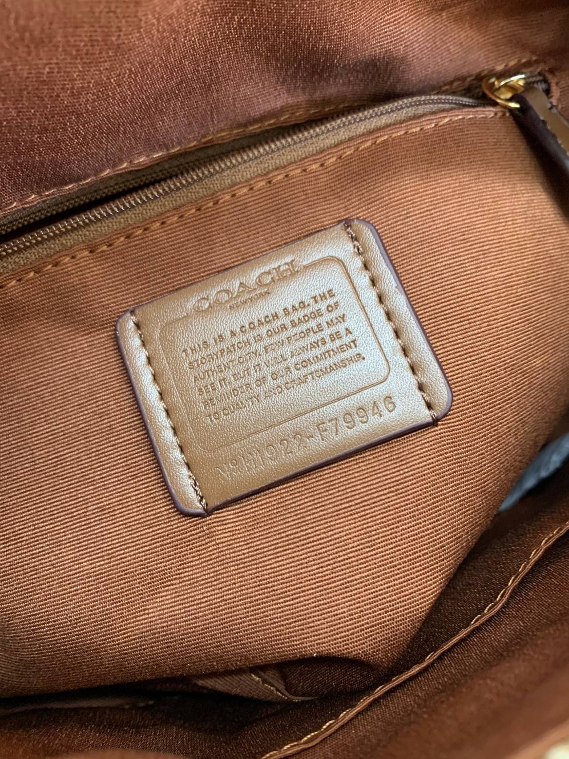 COACH ROWAN SATCHEL BAG ((79946)) กลับมาอีกครั้ง พร้อมสีหายากค่ะ! กระเป๋าหิ้วทรงหมอนสุดฮิตของสาวๆ//สะพายข้างได้ หนังแท้ ลายหนังสวย ทรงสวย ด้านหน้ามีช่องซิปให้หนึ่งช่อง เปิดปิดช่องหลักแบบซิป ภายในกว้างใส่ของจำเป็นของสาวๆได้ครบ มีช่องเล็กและช่องซิปใส่ของจุก