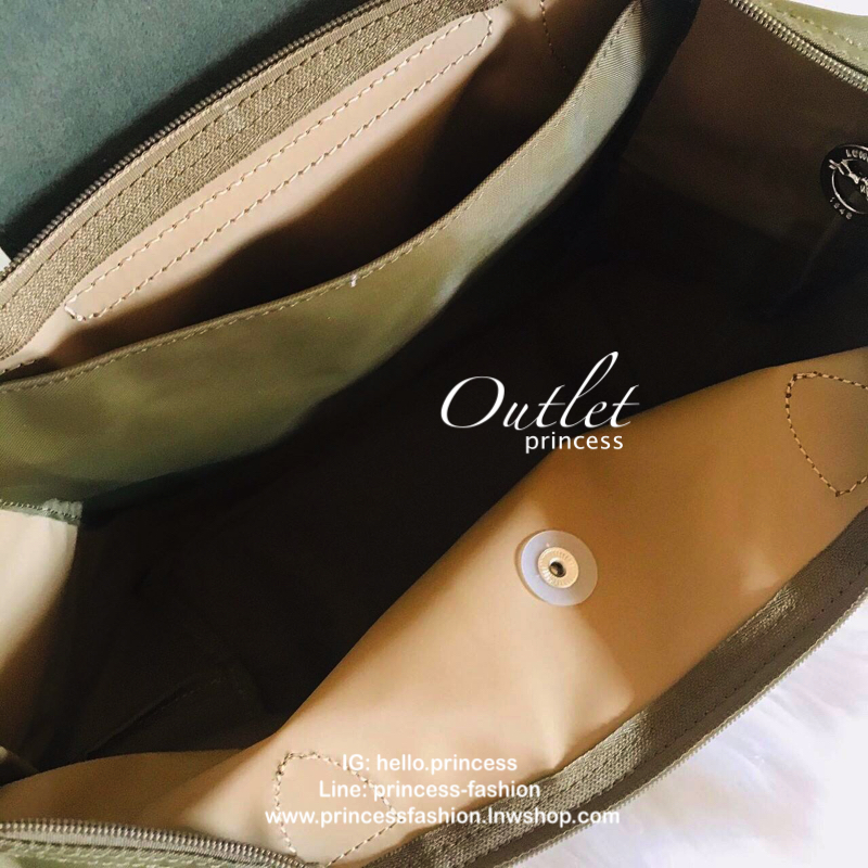 Size : M Longchamp Le Pliage Club Tote Bag กระเป๋าสะพายรุ่นยอดนิยม วัสดุเนื้อผ้า Nylon Canvas เคลือบกันนำ้ ตัดด้วยหนังแท้ น้ำหนักเบา ดีไซน์เรียบง่ายแต่เต็มไปด้วยความคลาสสิก เป็นที่ชื่นชอบไปทั่วโลก Longchamp ปรับโฉม LE PLIAGE ด้วยการปักลายรูปม้า-ตราสัญลักษ