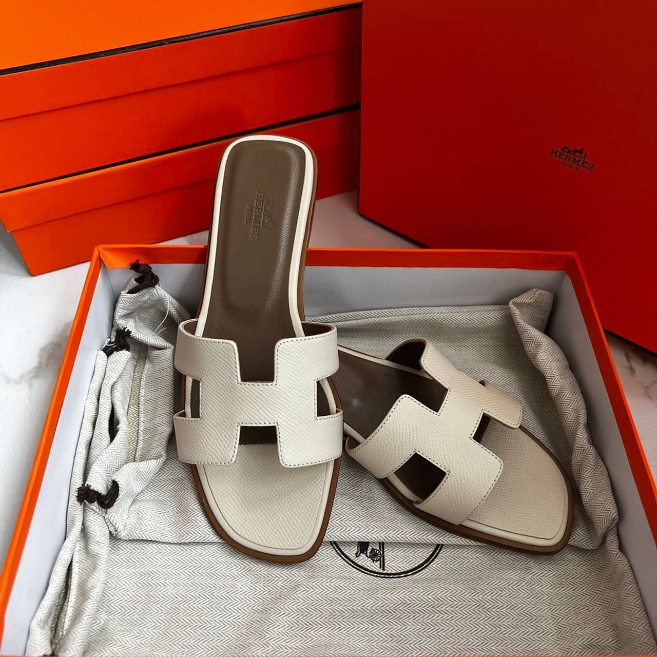 หนังแท้ Hermes sandal Epsom leather รองเท้าแตะงานสั่งตัตใช้สลับแท้ เกรดออริจินอล 1:1 เกรดเหมือนสุด มี series code ทุกคู่ งานตัดเย็บปราณีตละเอียด ใส่สบาย ไม่ลื่น ใช้ทนนาน เกรดนี้คุ้มมาก ไม่ผิดหวังค่ะ ภาพสินค้าถ่ายจากงานขายจริง ใช้งานต่างประเทศได้