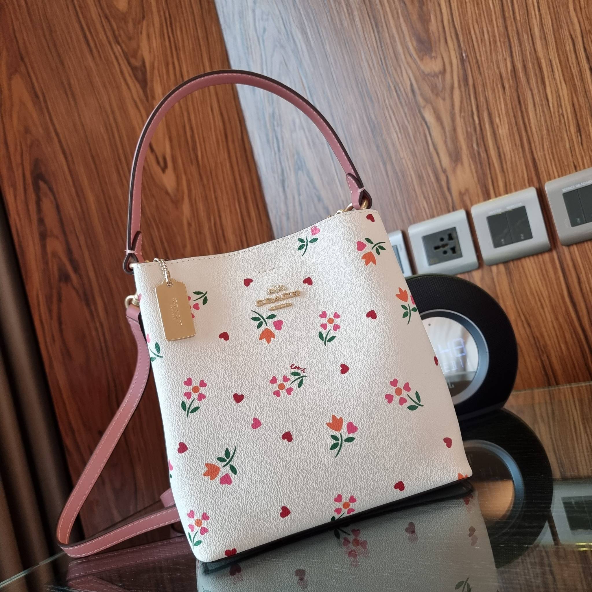 COACH C7976 SMALL TOWN BUCKET BAG WITH HEART PETAL PRINT 💕💜💕💝 คอลเลคชั่นใหม่ล่าสุด ที่พร้อมให้สาวๆได้สวยในเทศกาลแห่งความรัก กระเป๋าทรงบัคเก็ตไซส์เล็ก ดีไซน์ลวดลายสุดคิ้วท์ ช่อดอกไม้หัวใจ เห็นแล้วต้องปิ๊ง!! วัสดุหนัง pepble 