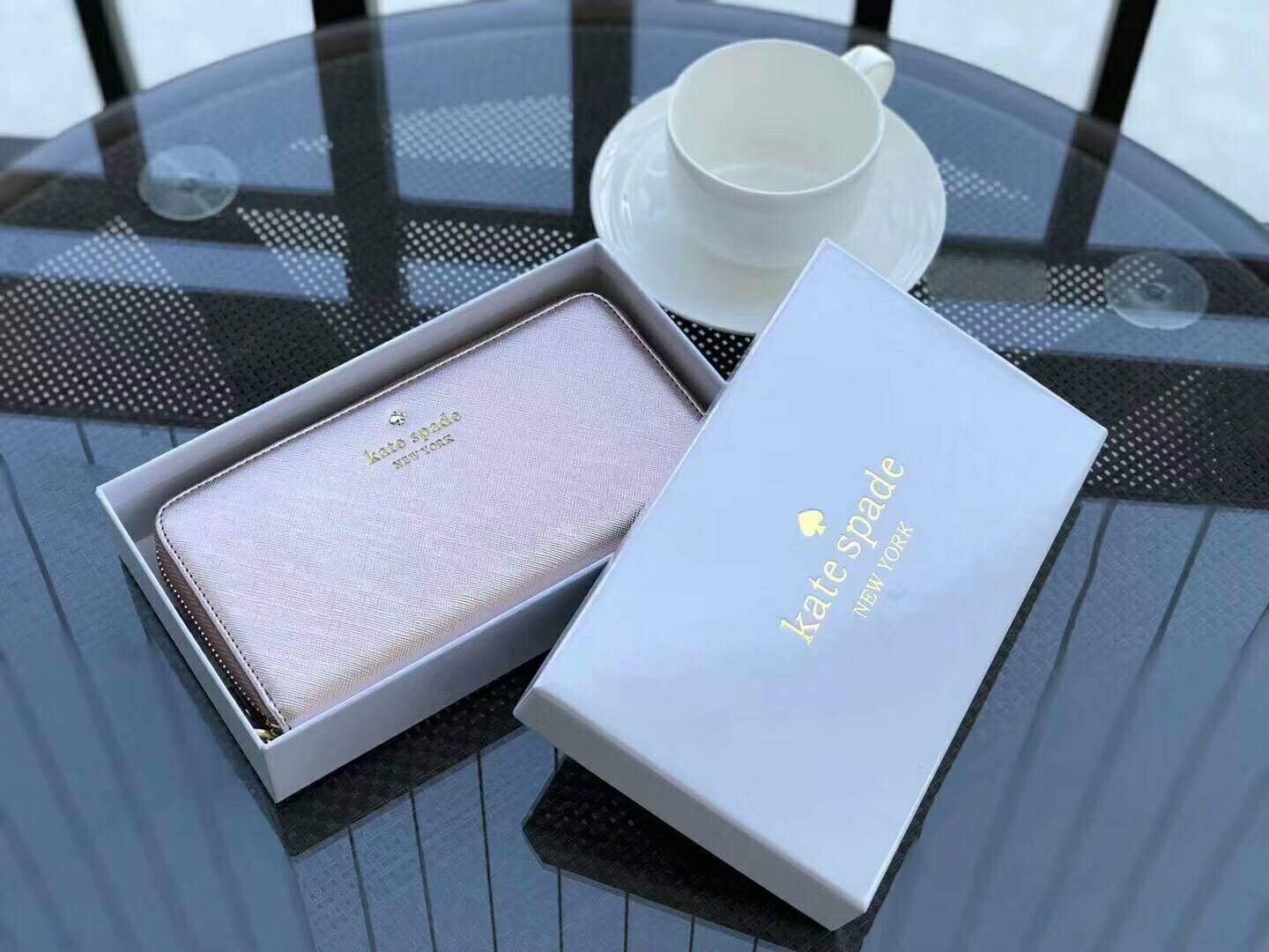 KATE SPADE LONG WALLET กระเป๋าสตางค์ใบยาวรุ่นใหม่ล่าสุดหนัง Saffiano สไตล์ PRADA สวยน่าใช้ ภายในมีช่องซิป1ช่อง และช่องใส่บัตรหลายช่อง ใส่เหรียญ บัตรได้เยอะ ตัวจริงสวยน่าใช้มากค่ะ