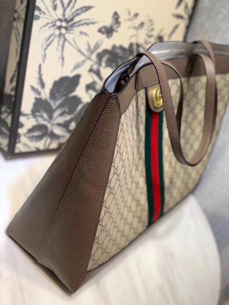 VIP GIFTbag 】GUCCI Ophidia Gg Supreme Tote Bag กระเป๋าถือสะพายไหล่ทรง shopping ขนาดจุคุ้มสุดๆ!! วัสดุหนังแท้ ดีไซน์คลาสสิค อยู่ทรงสวย เรียบหรู มาพร้อมใบเล็กน่ารัก ายในเป็นช่องโล่งกว้างมาก ใส่เสื้อผ้าไปต่างจังหวัดได้ 1-2 วัน หรือจะสะพายไปต่างประเทศก็เก๋ๆ ใ