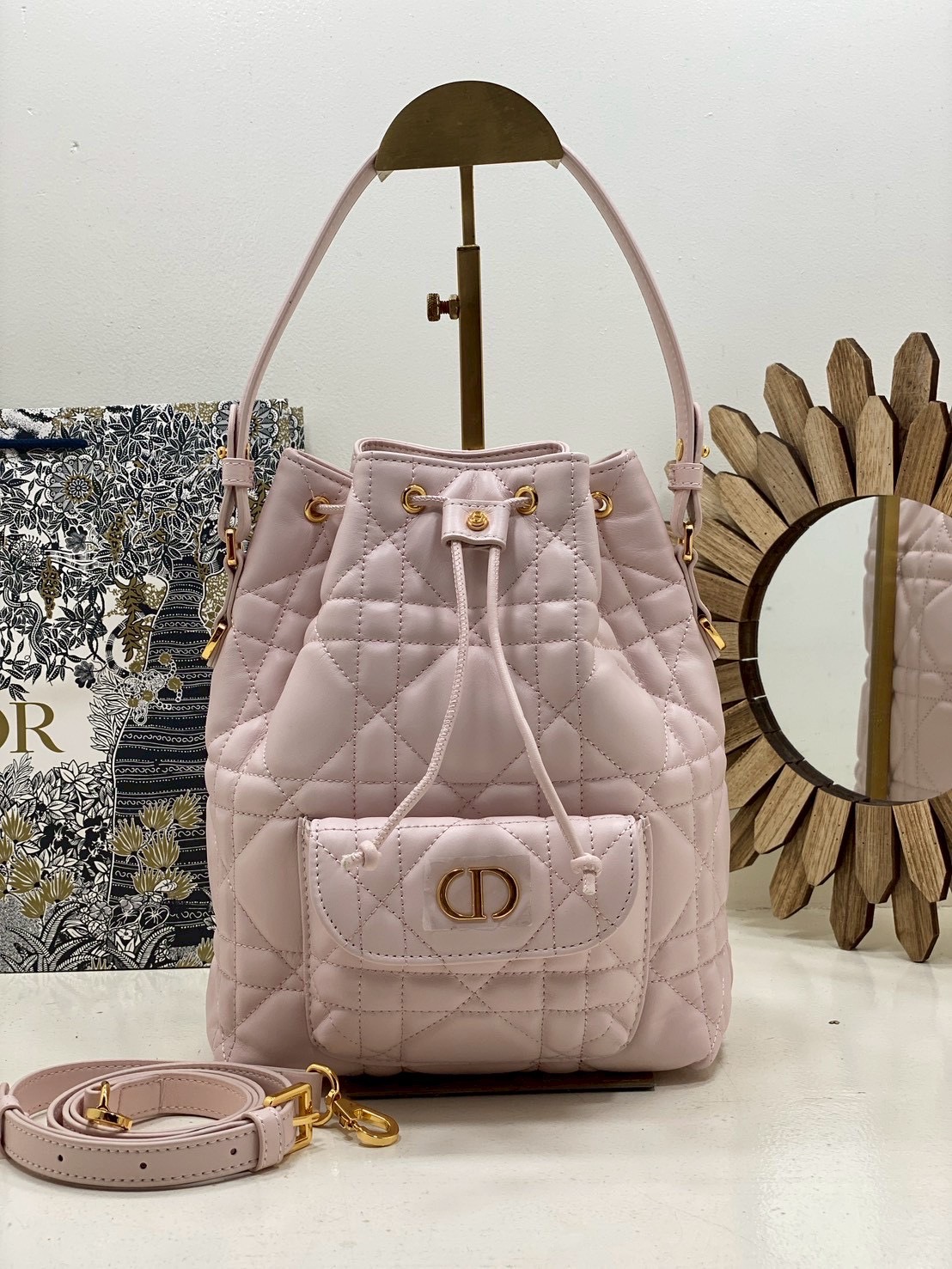 ORI หนังแท้ | Small Dior Caro bucket bag กระเป๋าทรงบักเก็ต รุ่นใหม่ประจำ Fall 2025 โดดเด่นด้วยดีไซน์ที่ทันสมัยและสง่างาม ได้รับการรังสรรค์ขึ้นจากหนังแกะสีดำเดินด้ายลาย Macrocannage พร้อมกับช่องเก็บของขนาดใหญ่แบบเชือกรูดปิด