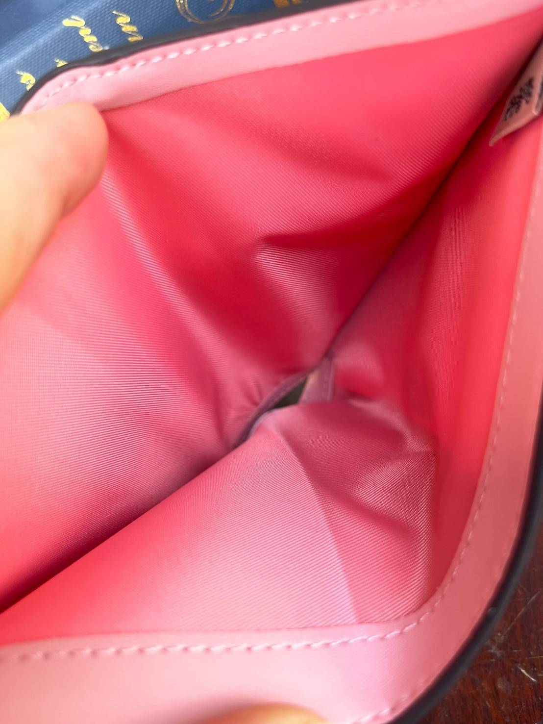 COACH MEDIUM CORNER ZIP WALLET IN SIGNATURE CANVAS กระเป๋าสตางค์ขนาดกลางที่ถือว่าเป็นไอเทม Must Have ของทุกเพศทุกวัยที่ต้องพกติดตัวไว้ตลอดเวลา เพราะนอกจากจะช่วยจัดเก็บเงิน บัตรประชาชน บัตรเครดิตและต่าง ๆ ให้เป็นระเบียบเรียบร้อยยังต้องคำนึงถึงประโยชน์ใช้สอ