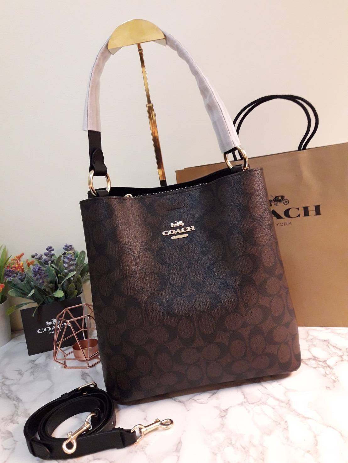 ใบใหญ่ 10" COACH TOWN BUCKET BAG IN SIGNATURE CANVAS (COACH 91512) 🌺 เป็นสีที่ขายดีมากๆ และหายากมากๆด้วย!! //ขนาด 10 นิ้ว ใส่ของได้จุใจ!! //กระเป๋าสะพายข้าง //วัสดุหนังแคนวาสอย่างดี หนังสวย อยู่ทรง มีสายสะพายยาว ใช้สะพายเป็นคลอสบอดี้ได้ สายยา