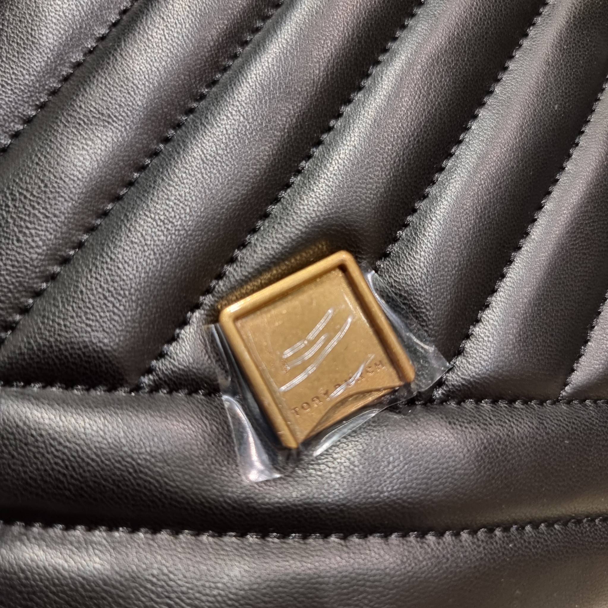 TORY BURCH KIRA CHEVRON CONVERTIBLE SHOULDER BAG กระเป๋าสะพายรุ่นยอดฮิต ไซส์ใหญ่จัดเต็มให้เน้นๆ ใช้ยังไงก็ดูหรู ดีไซน์เฉพาะตัว วัสดุหนังแกะ สัมผัสนิ่ม เปิด-ปิดด้วยกระดุมแม่เหล็ก ภายในเป็นช่องโล่ง แบ่งสัดส่วนไว้ดีมากๆ ใส่กระเป๋าสตางค์ มือถือ เครื่องสำอางค์