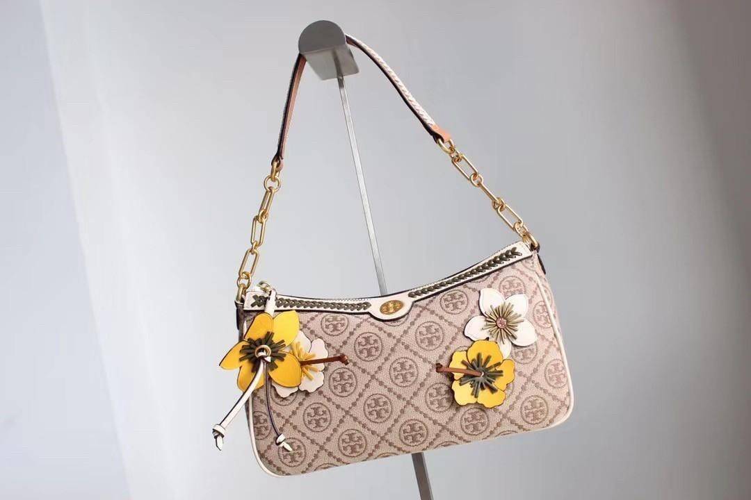 Tory Burch T Monogram Braided Floral Studio Shoulder Bag กระเป๋าถือหรือสะพายไหล่ลาย Monogramวัสดุผ้าJacquard+หนังแท้ ตัดเย็บอย่างปราณีต ผสานงานแกะสลักหนังสุดวิจิตร ประดับตกแต่งด้วยดอกไม้เพิ่มความหรู เป็นกระเป๋าดอกไม้ของฤดูกาลนี้ที่เพิ่มความซับซ้อนและแสนหว