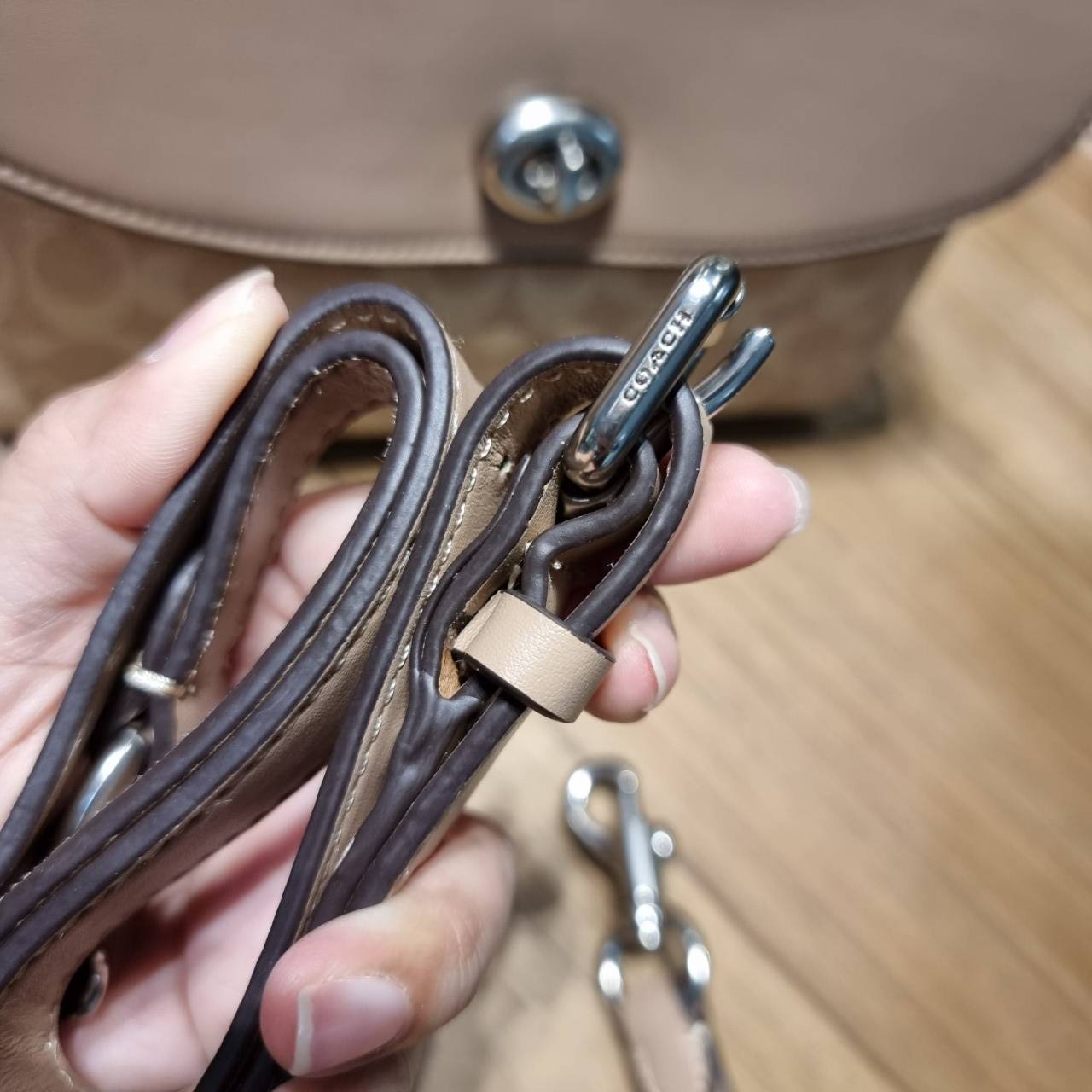 COACH 68349 CASSIE CROSSBODY IN SIGNATURE CANVAS เรียบหรู ดูดี ก็ต้องไอเท็มนี้ไม่อยากให้พลาด!! พาสเทลละมุนมากๆ สะพายแล้วดูแพงมากๆ สวยเลิศ กระเป๋าถือ/สะพายข้าง วัสดุหนังแคนวาสสลับหนังแท้ เปิด-ปิดด้วยตัวบิดล็อคแน่นหนา ภายในแบ่งสัดส่วนอย่างดี ใส่ของได้ครบสบา