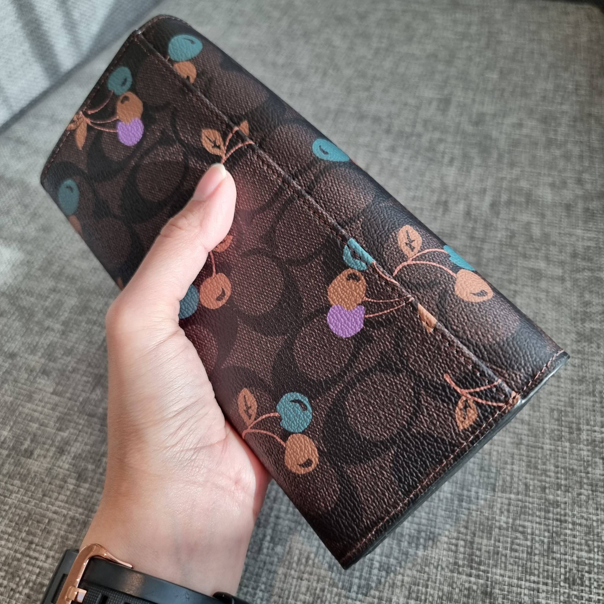 OUTLET 】COACH F31562 SLIM ENVELOPE WALLET IN SIGNATURE CANVAS WITH CHERRY PRINT คอลเลคชั่นใหม่ล่าสุด ต้อนรับนิวเยียร์ไปเลย!! 🍒🎊 กระเป๋าสตางค์รุ่นขายดี ทรงจดหมายรุ่นฝาพับ ดีไซน์ลายเชอร์รี่ น่ารักสดใส วัสดุหนังแคนวาสเคลือบลาย ภายในใส่มือถือไ