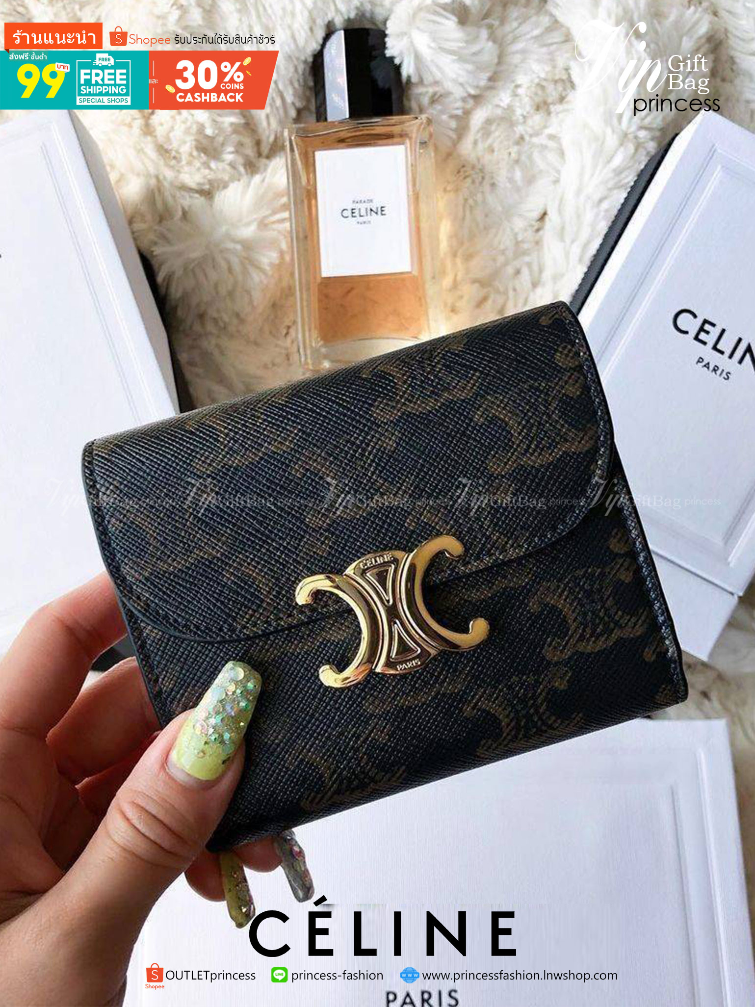 พรีเมี่ยมกิ๊ฟแท้ 100% 】CELINE SHORT WALLET VIP GIFT WITH PURCHASE (GWP) พรีเมี่ยมกิ๊ฟ Limited จาก CELINE HAUTE PARFUME DUTYFREE COUNTER วัสดุ Triomphe Canvas หนังสวยอยู่ทรงปั้มโลโก้ด้านหน้าเปิดปิดฝาพับกระดุม ภายในมีช่องแบ่งหลายช่อง มีช่องใส่บัตรหลายช่อง ช