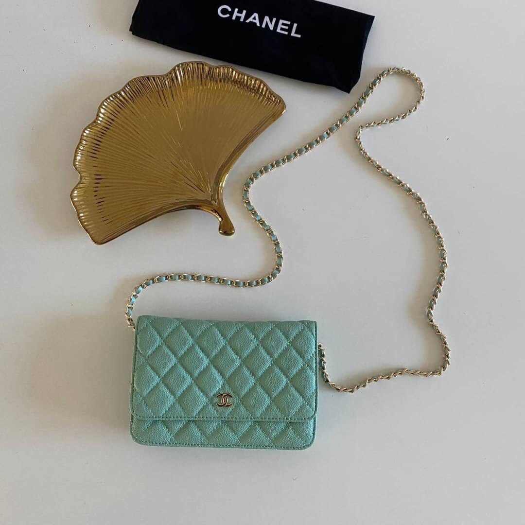 หนังแท้ VIP GIFT CHANEL CLASSIC CROSSBODY CHAIN IN PASSTEL BAG ทำไมน่ารักขนาดนี้ ^^ สีโทนพาสเทลละมุนมากค่ะ งานหายาก สายคิ้วห้ามพลาดเลยน้าาา วัสดุหนังลายคาเวียร์ อยู่ทรงคุณภาพดีตามแบบฉบับของแบรนด์ ขนาดกำลังดี น้ำหนักเบา ด้านหน้ามีโลโก้แบรนด์อะไหล่หรู มีช่อ
