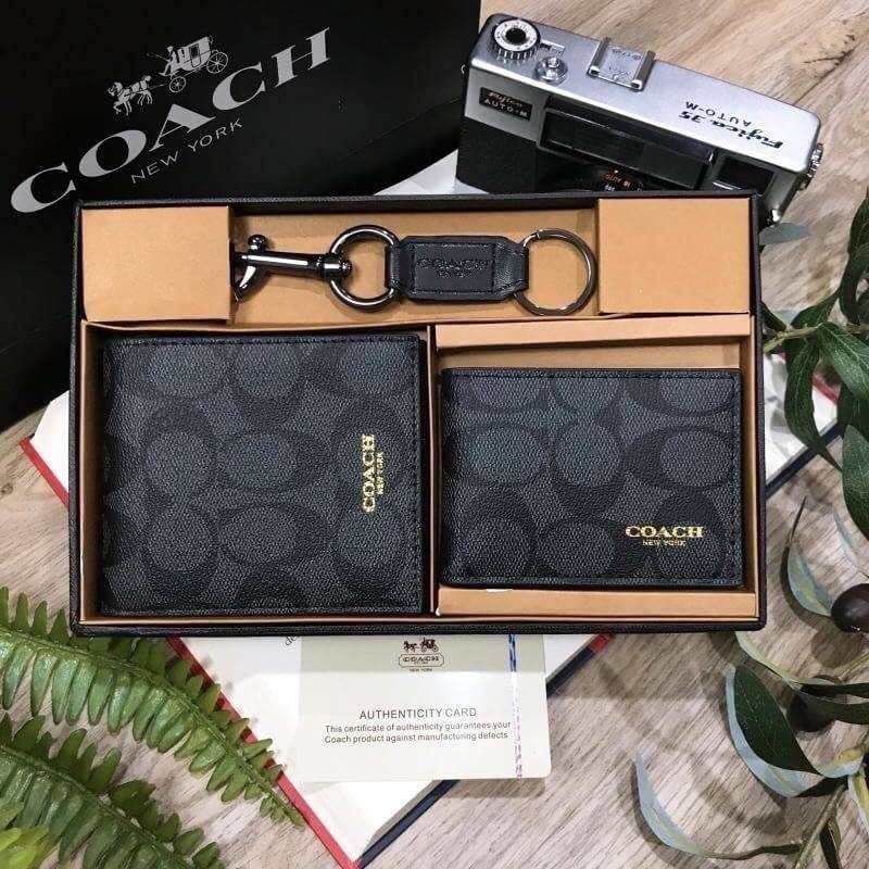 COACH FACTORY SHORT WALLET WITH CARD POCKET & KEY CHAIN Value set & 3 in 1! กระเป๋าสตางค์ใบสั้น + กระเป๋าใส่บัตร และพวงกุญแจ วัสดุหนังแท้ลายแบรนด์รอบใบ ภายใน มีช่องใส่ธนบัตร,บัตร บุผ้าลายแบรนด์ มาาพร้อมอุปกรณ์ ครบ set จะมอบเป็นของขวัญหรือใช้เองก็แนะนำค่ะ