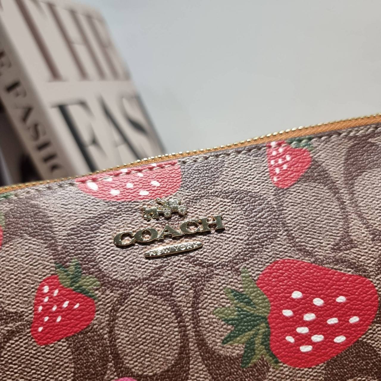 COACH F58321 TOP HANDLE POUCH คอลเลคชั่นสุดฮิต กับดีไซน์ใหม่ น่ารักน่าใช้ทุกแบบ กระเป๋าพอชทรงใช้งานง่าย สะดวก กะทัดรัด วัสดุหนังแคนวาสเคลือบคุณภาพ มาพร้อมสายคล้องในตัว และสายสะพาย crossbody ปรับเปลี่ยนได้ตามสไตล์ อีกหนึ่งไอเท็มที่สาวๆต้องมี ในราคาสุดคุ้ม 