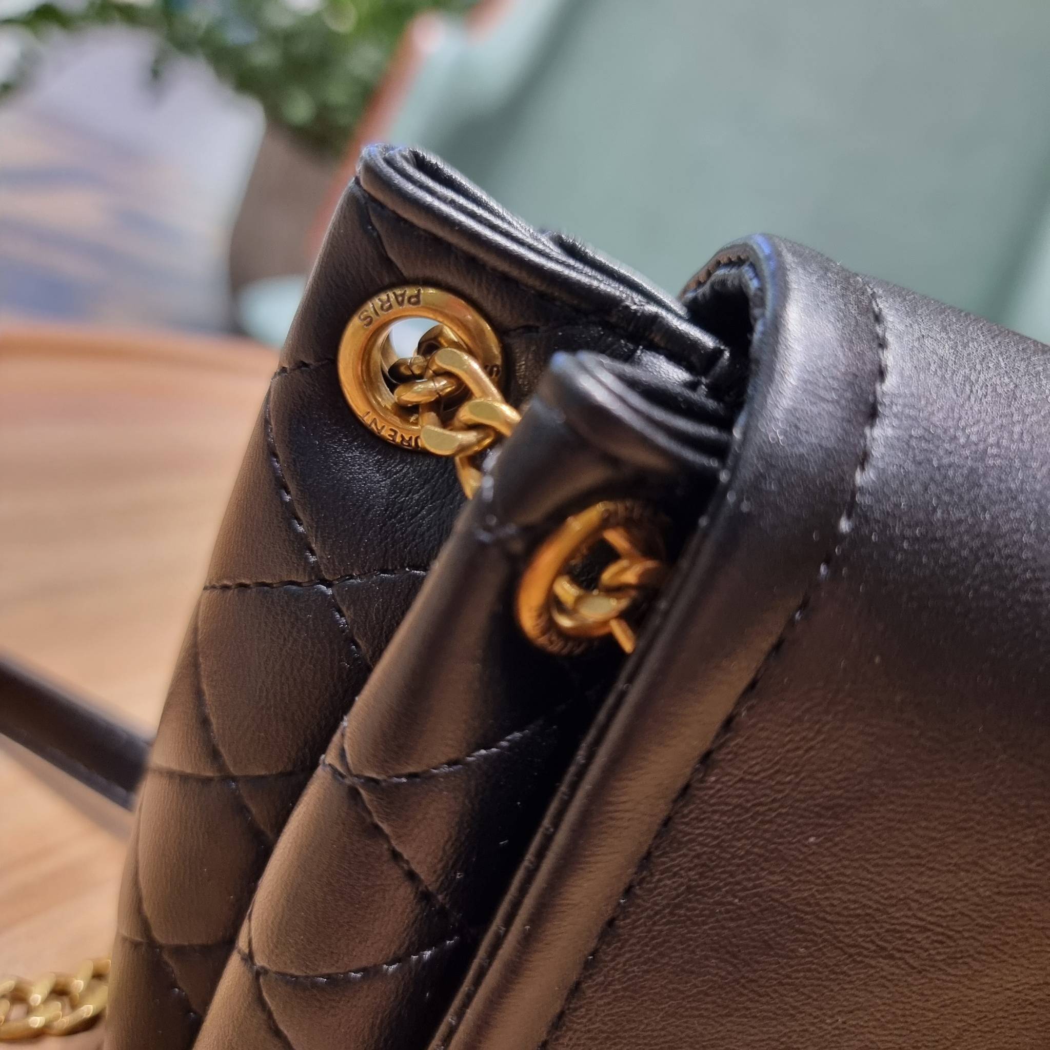 Yves Saint laurent mini nolita in lambskin / YSL mini nolita น้องสาวคนสวยที่ต้องตาเมื่อแรกเห็น กระเป๋าสะพายดีไซน์หรู ไซส์มินิ แบรนด์นี้ไม่เคยทำให้ผิดหวังจริงๆ ด้วยดีเทลความเรียบง่ายแต่มีความหรูอยู่ในตัว วัสดุหนังแกะ สัมผัสดีงามมากๆ เปิด-ปิดด้วยกระดุมแม่เห