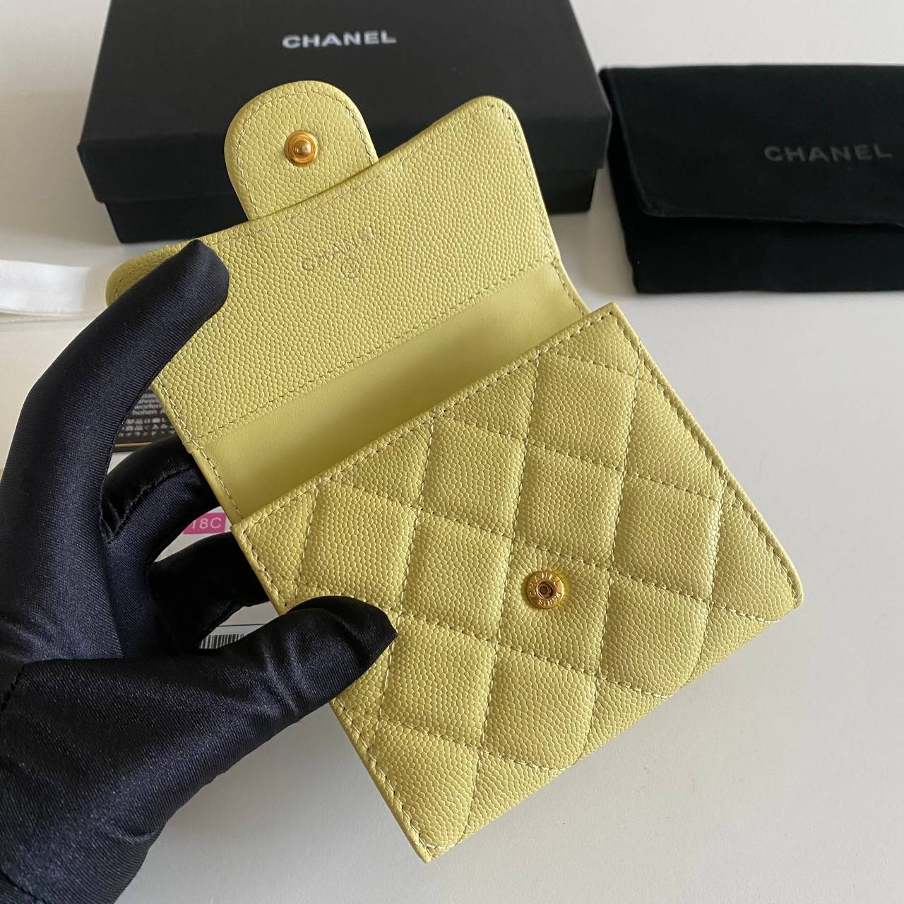 หนังแท้ Chanel Classic small wallet caviar 3 พับ พร้อมส่งที่ไทย รุ่นยอดนิยมไอเท็มฮิตวัสดุหนังแท้คาเวียร์สวยคลาสสิคเปิดปิดด้วยฝาปิดกระดุมด้านหน้ามีโลโก้แบรนด์อะไหล่ทองสวยหรูดูดี ตัวจริงสวยน่าใช้ Chanel mini นาทีนี้กำลัง in สุดๆ ภาพสินค้าถ่ายจากงานขายจริง ใ