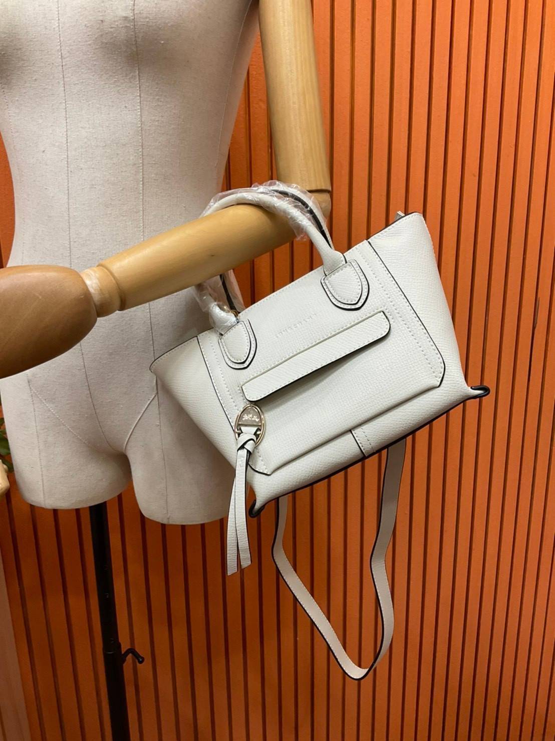 ของแท้ 💯% LONGCHAMP MINI MAILBOX TOP HANDLE BAG กระเป๋าถือ/Crossbody รุ่นหายาก!! รุ่นใหม่ล่าสุด ดีไซน์ด้วยเส้นด้ายที่ดูโฉบเฉี่ยว และ รูปทรงสี่เหลี่ยมคางหมู ทรงสวยโดดเด่น เป็นเอกลักษณ์ของผู้หญิง Longchamp วัสดุ Polyamide & Leather หนังแท้