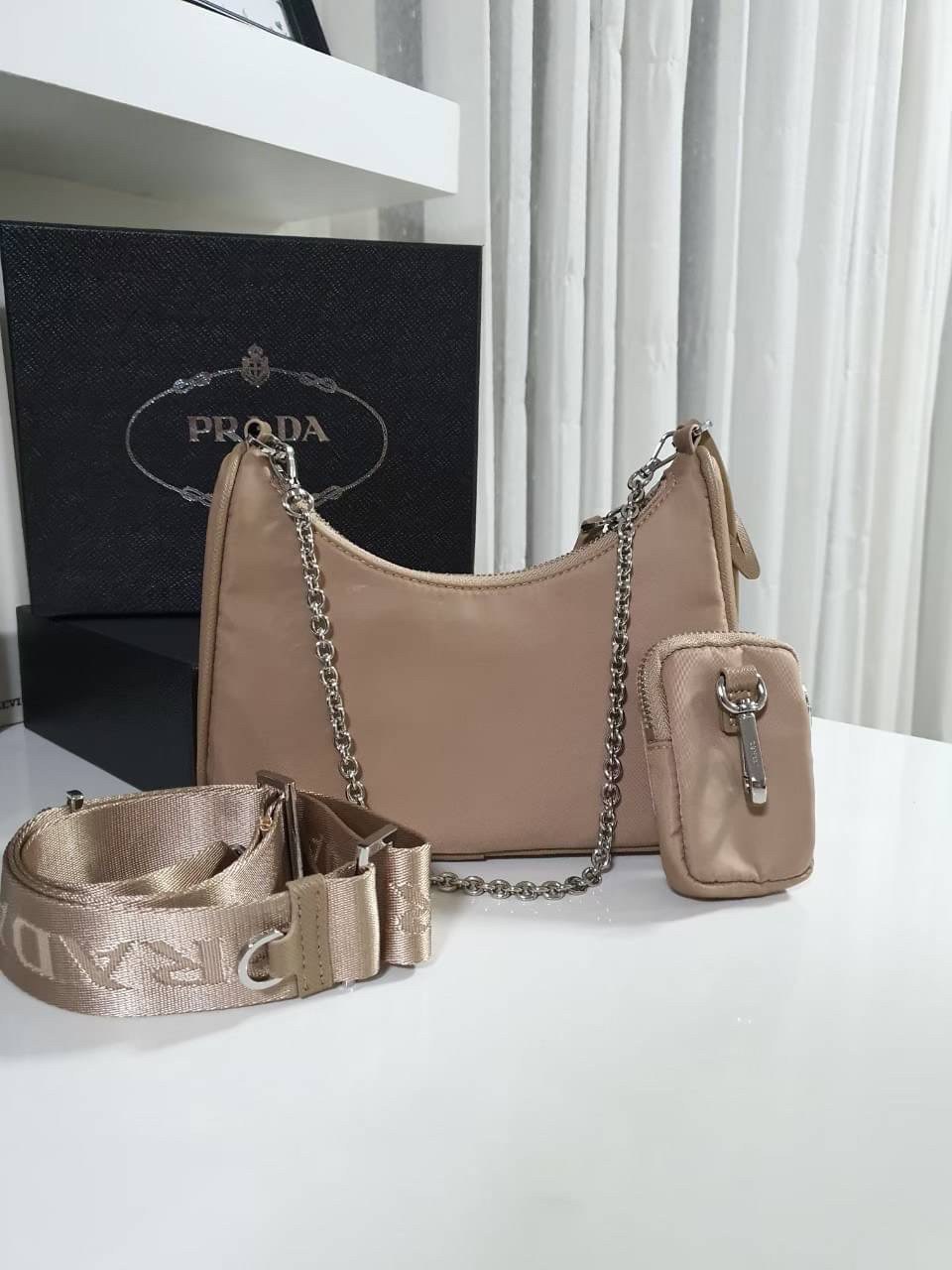 BEST SELLER!! **กำลังมาแรงมากค่ะ กับแบรนด์ PRADA ใบเดียวคุ้มมากค่ะ อุปกรณ์ ครบชุด **ซื้อ1ได้ถึง3ไอเท็ม ทั้งสายยาว และกระเป๋าใส่เหรียญ และป้ายแท็คหนัง อย่างดี **อะไหล่ปั้มแบรนด์แท้ทุกจุด วัสดุทำจากผ้า Nylon อย่างดี กันน้ำได้ อยู่ทรงสวย สามารถใส่กระเป๋าตังค