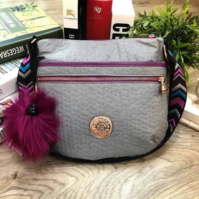 KIPLING ART O SHOULDER BAG กระเป๋าสะพายวัสดุ Nylon+Polyester 100% เปิดปิดด้วยซิปสะดวกใช้หัวซิปเเบรนด์ ภายในมีช่องซิป ช่องใส่มือถือ และสายคล้องพวงกุญแจ ด้านหน้ามี 2 ช่องซิป ด้านหลังมี 1 ช่องซิป สายสะพายยาวเลื่อนปรับได้จะสะพายข้างหรือ Crossbody ฿ก็ดูดี มาพร